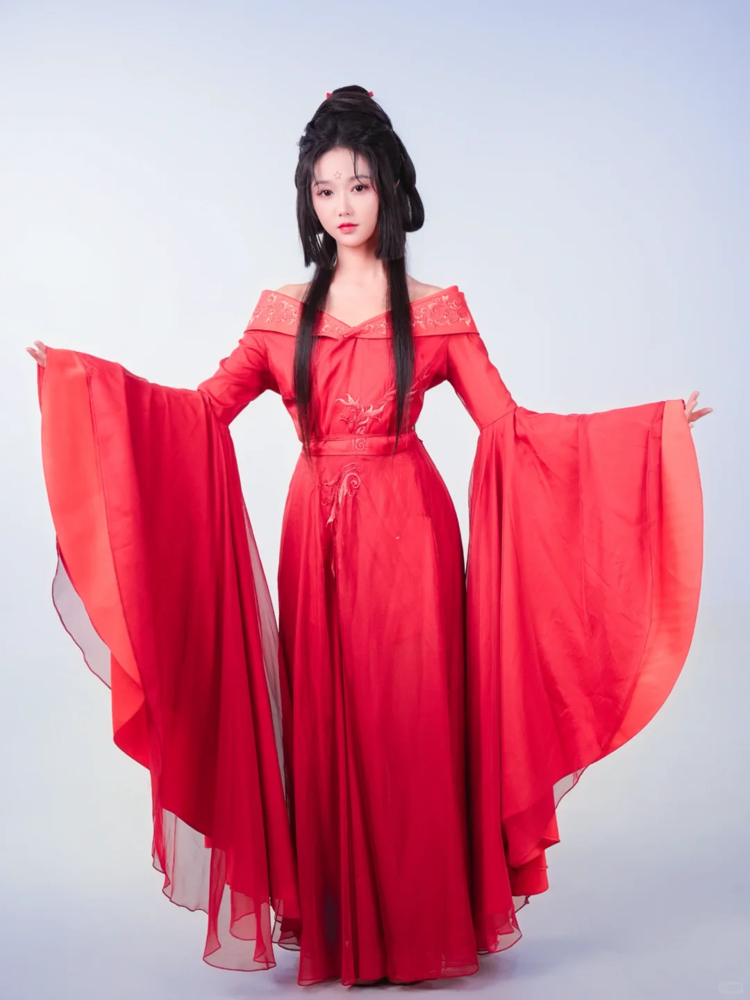 岳雨婷一身红衣
