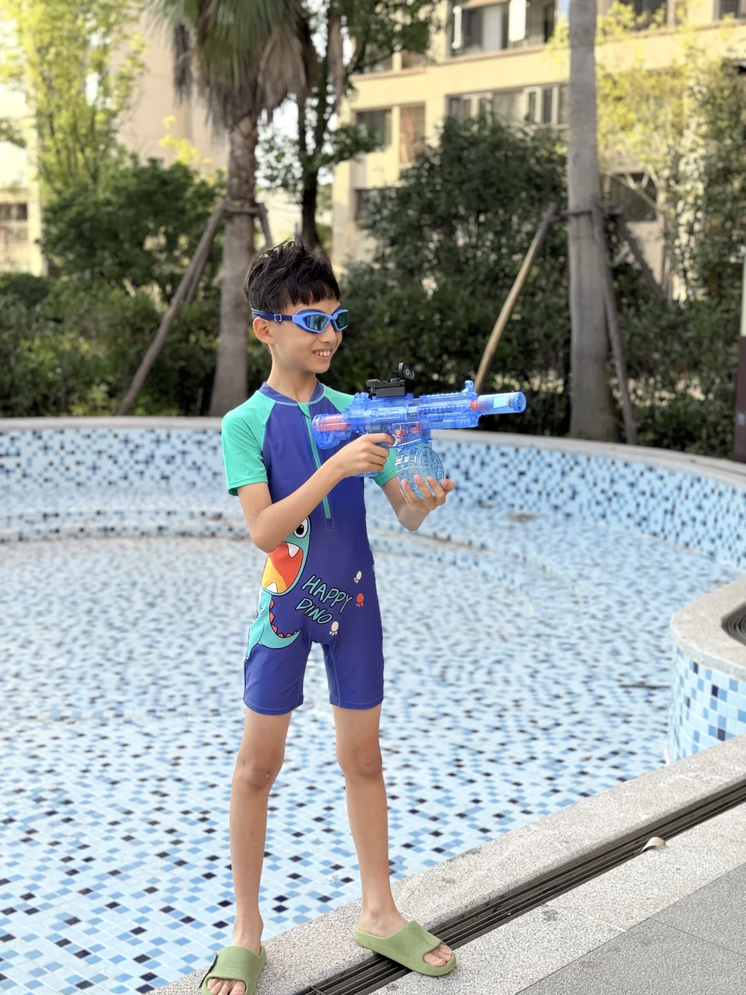 今天的快乐就是穿着泳衣玩水枪