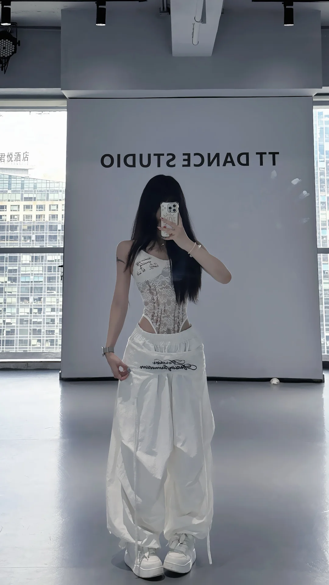 “健身房里拍完照就回家了那女的”📷