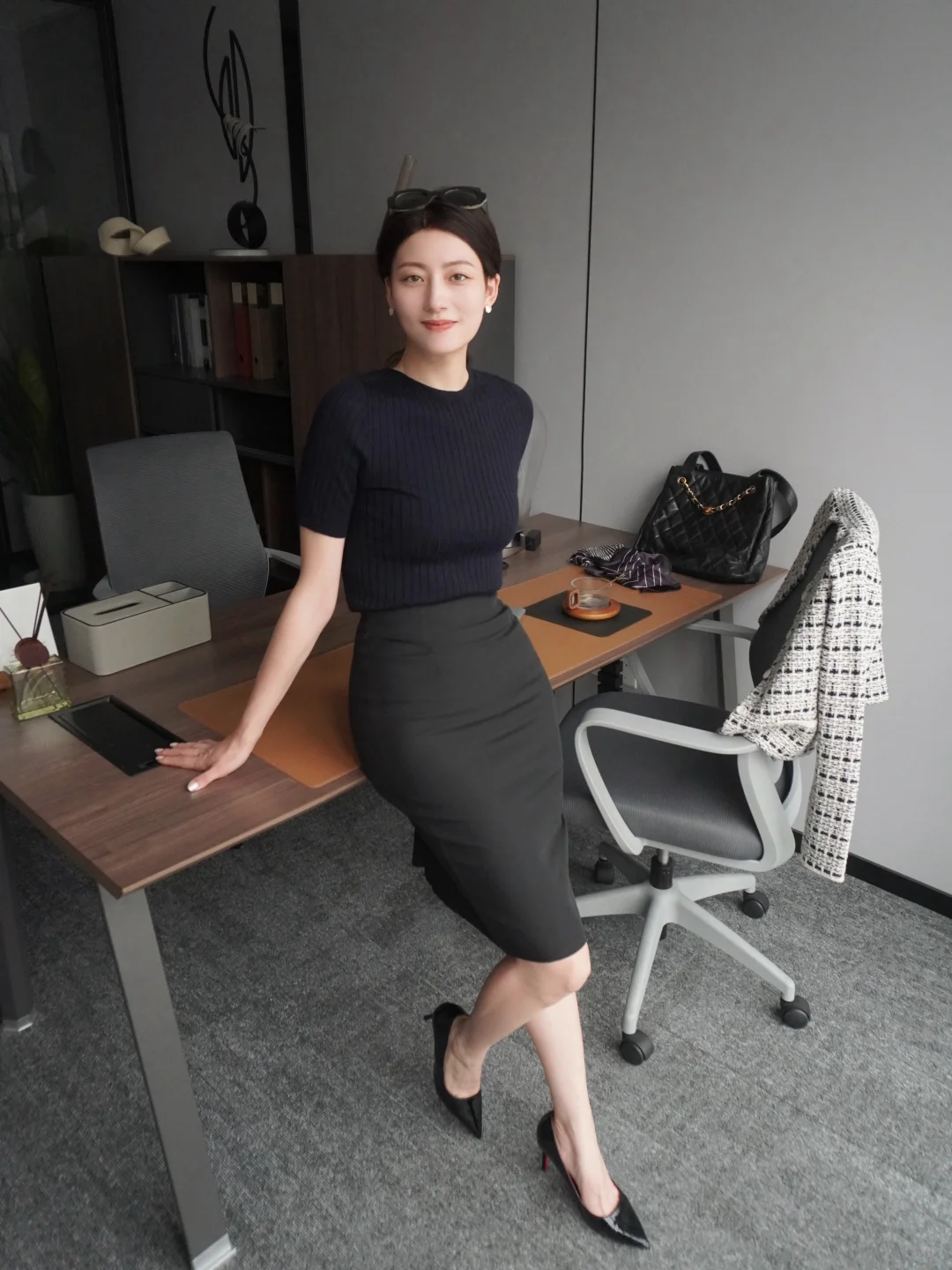 42岁|周四通勤穿搭✨ 高跟窄裙配丝巾