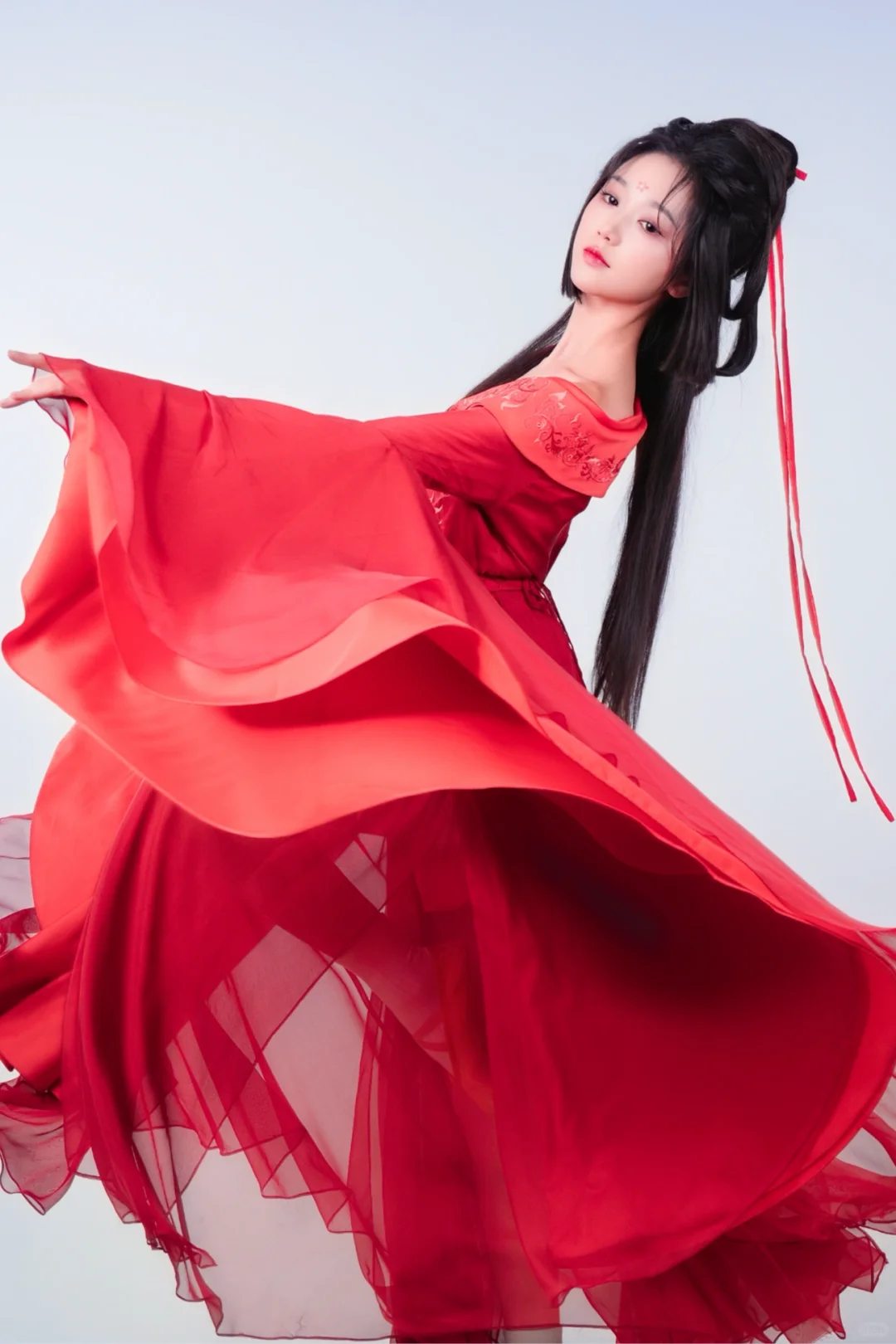 岳雨婷一身红衣