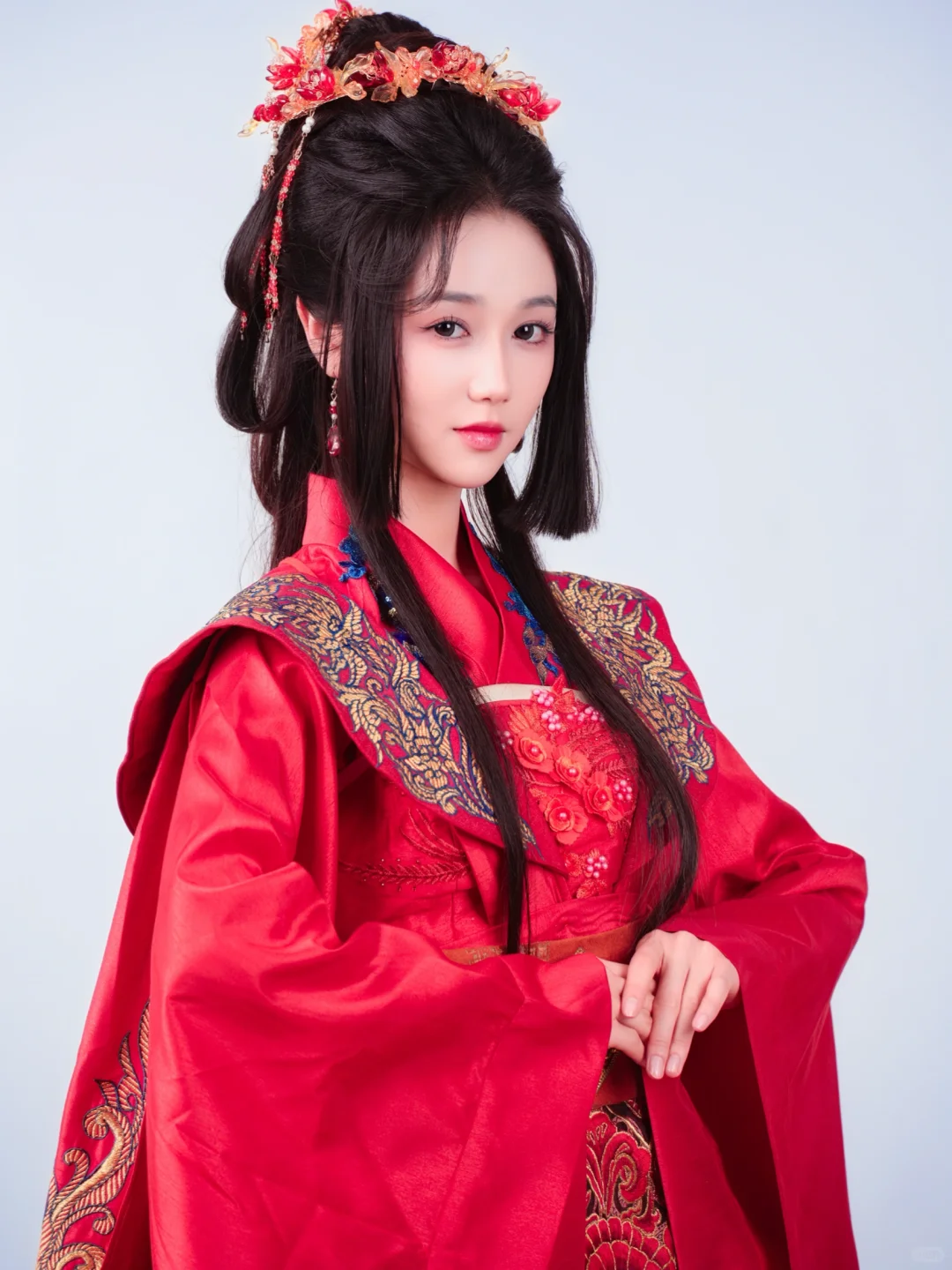 岳雨婷一身红衣