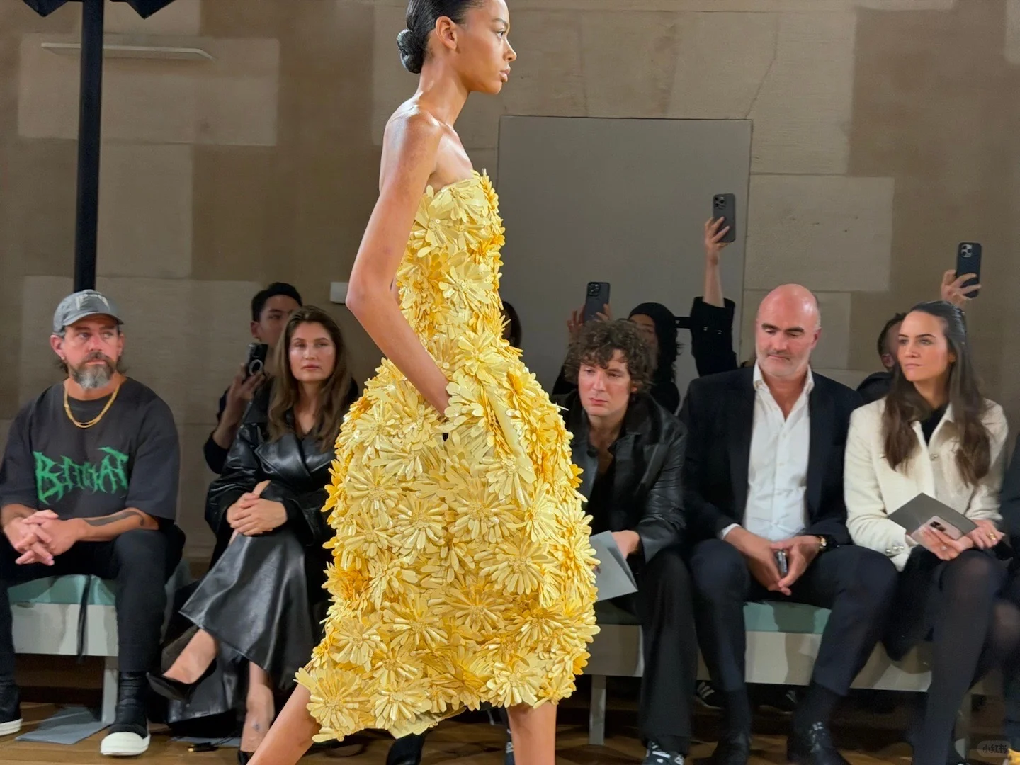 杨超越更新巴黎九宫格live自拍🤳美的一激灵