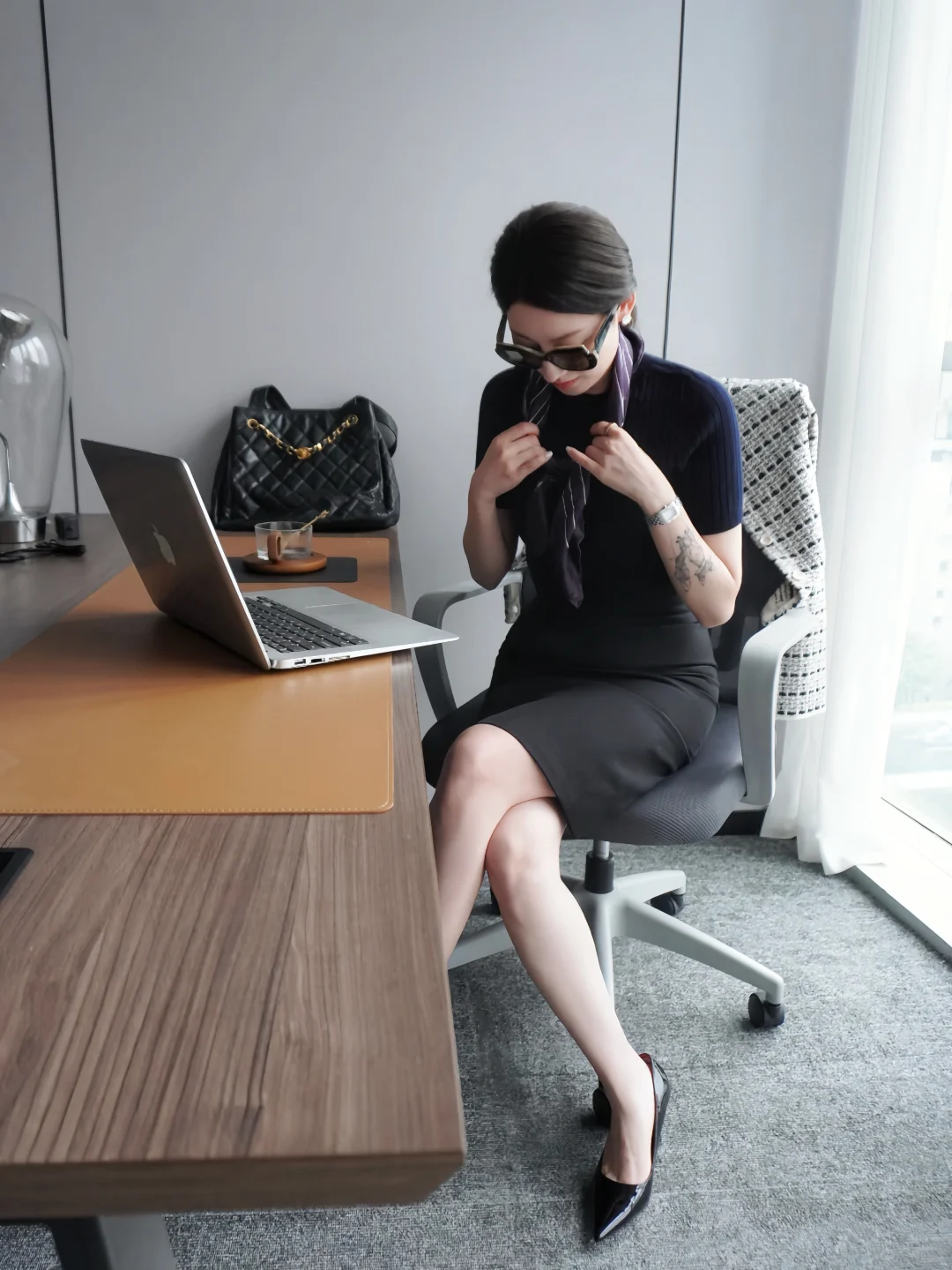 42岁|周四通勤穿搭✨ 高跟窄裙配丝巾