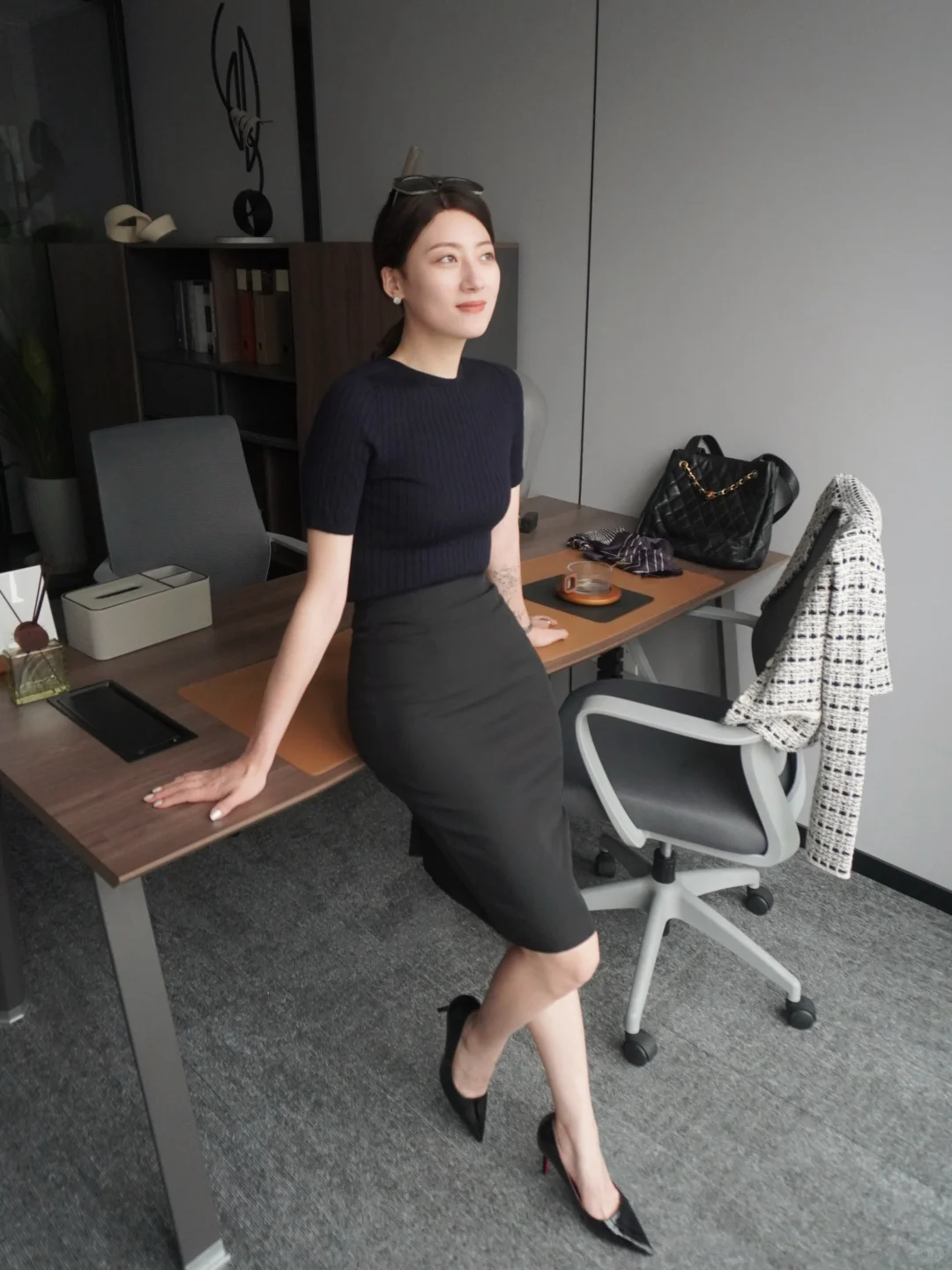 42岁|周四通勤穿搭✨ 高跟窄裙配丝巾