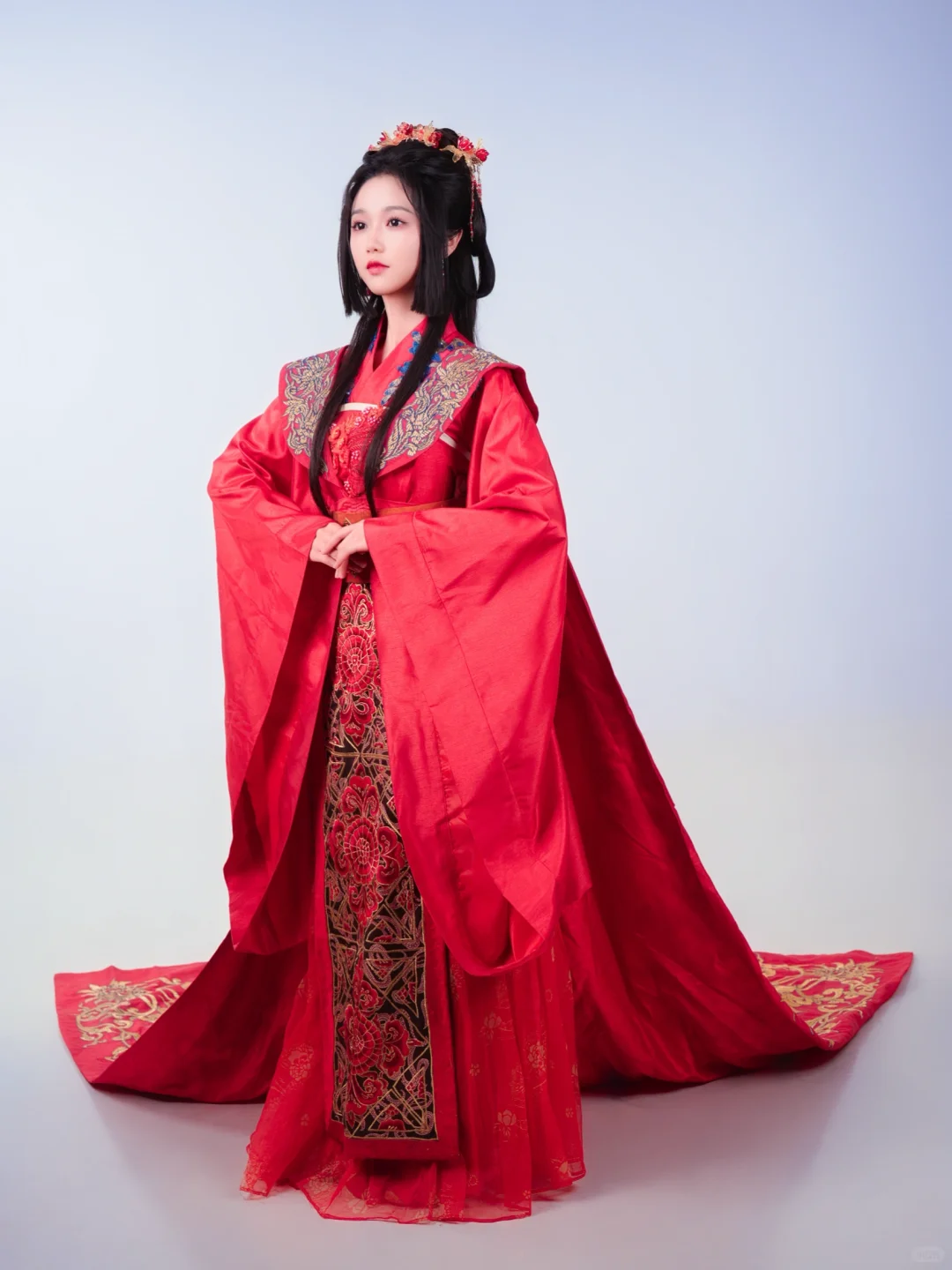 岳雨婷一身红衣