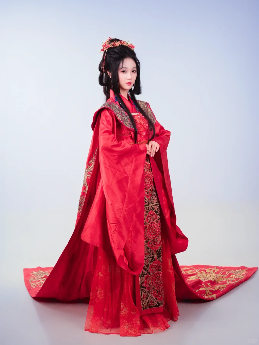 岳雨婷一身红衣