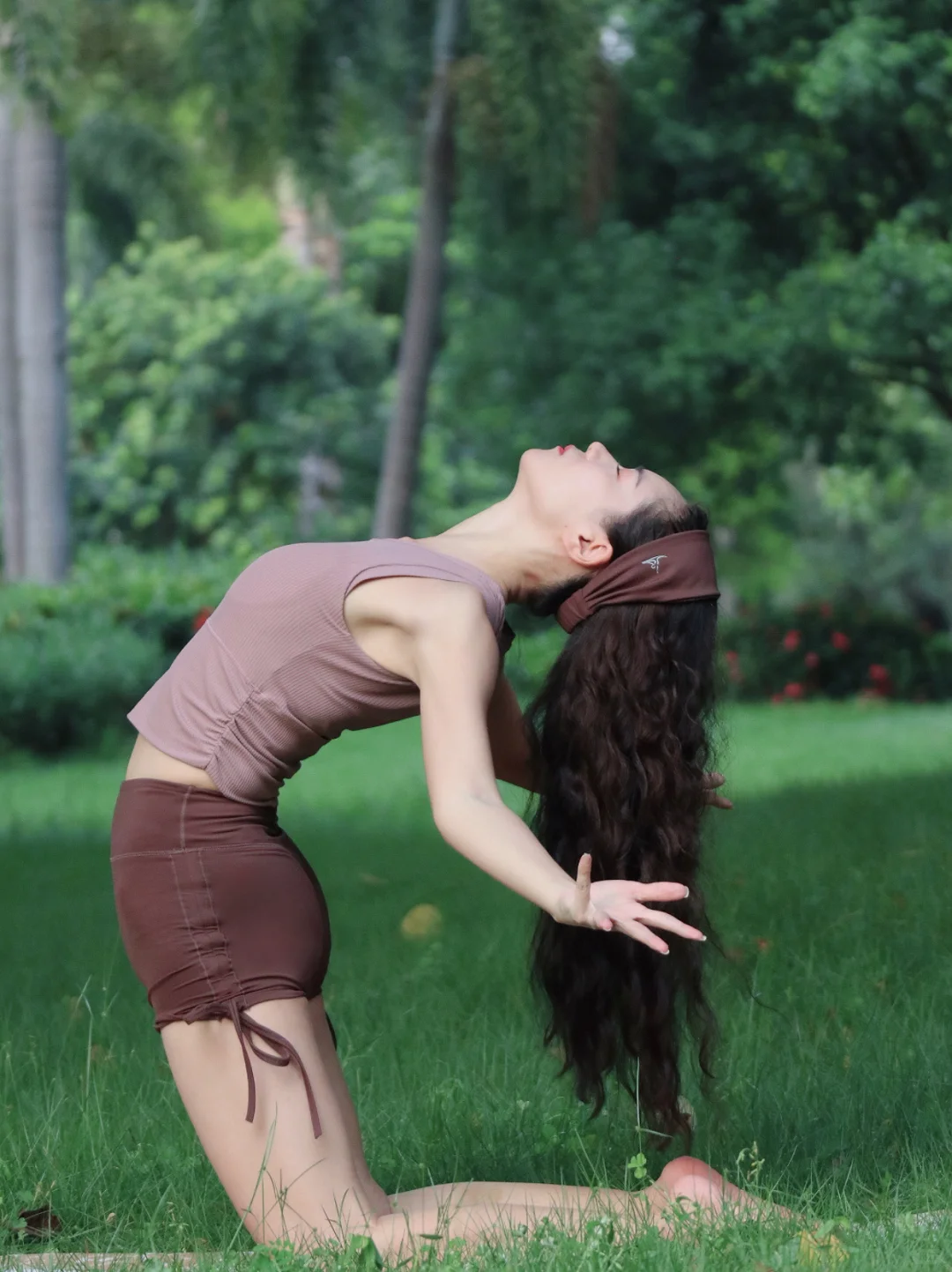 ｜晨光漫过草叶｜瑜伽垫成了与自然对话的媒介