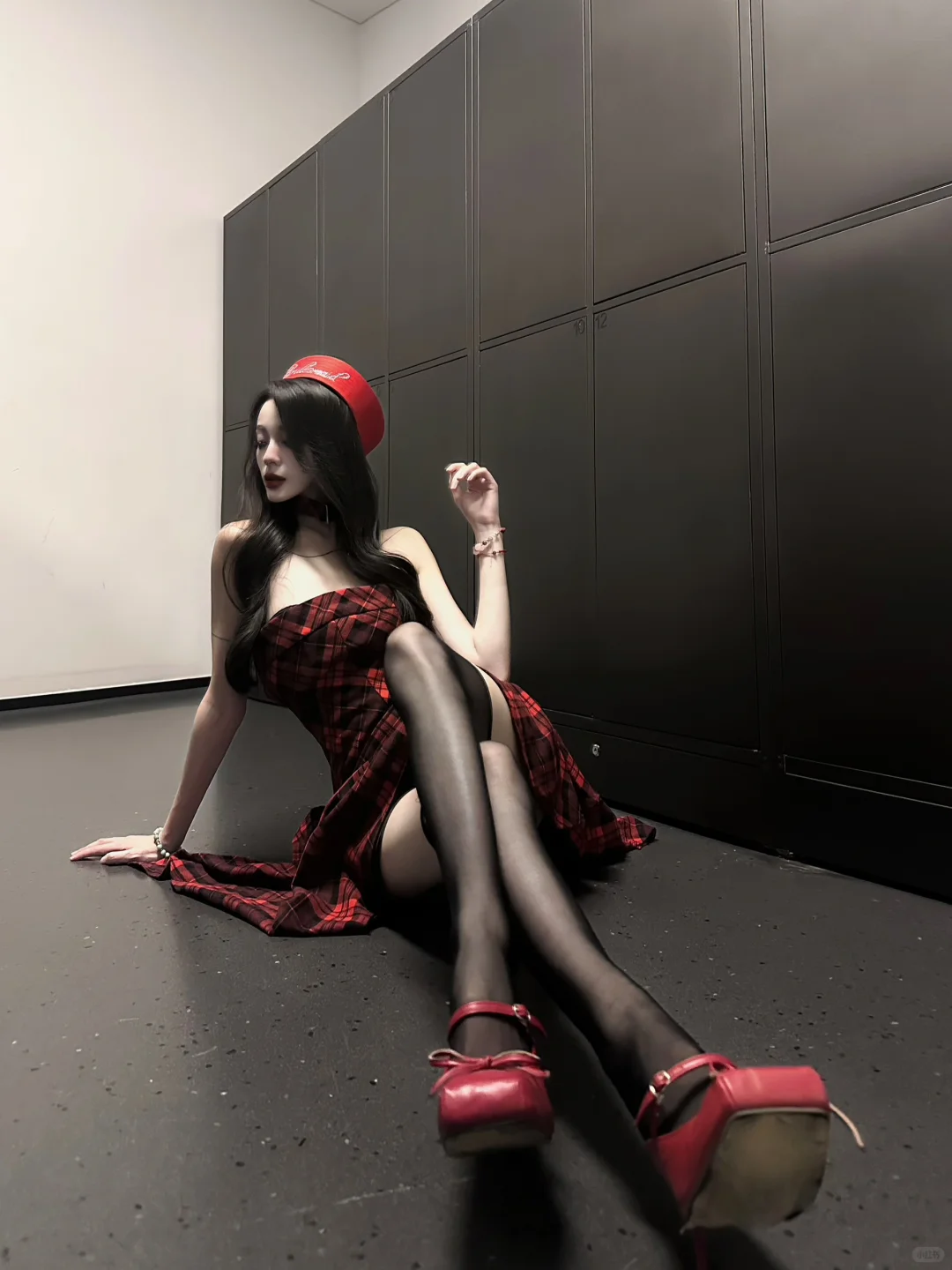 蹲垃圾桶上拍照芥末帅