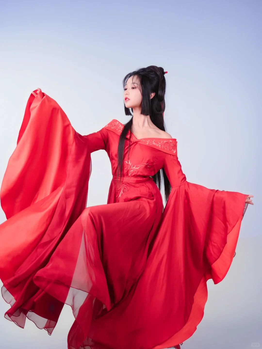 岳雨婷一身红衣