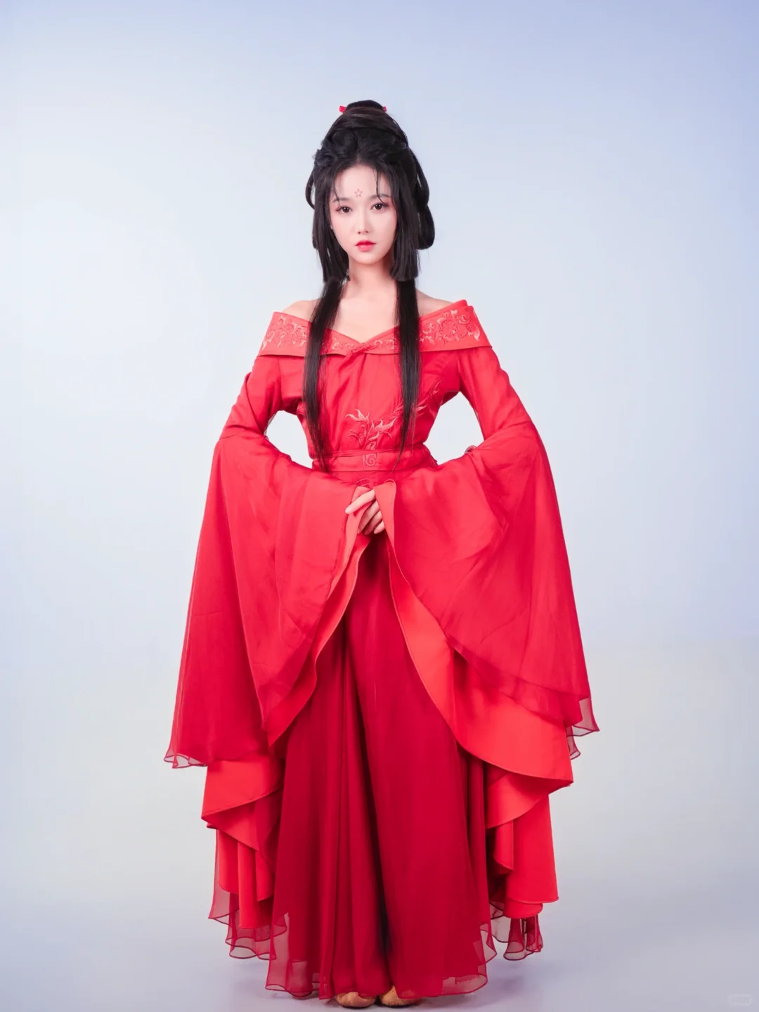 岳雨婷一身红衣