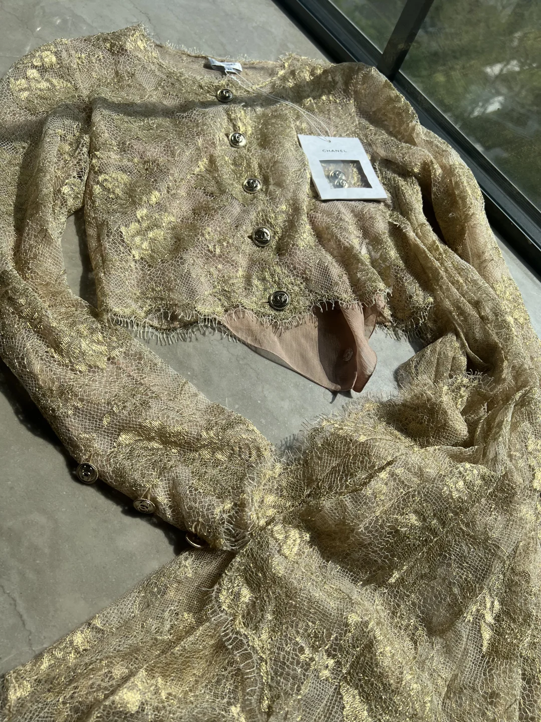 女神穿的chanel金色蕾丝上衣