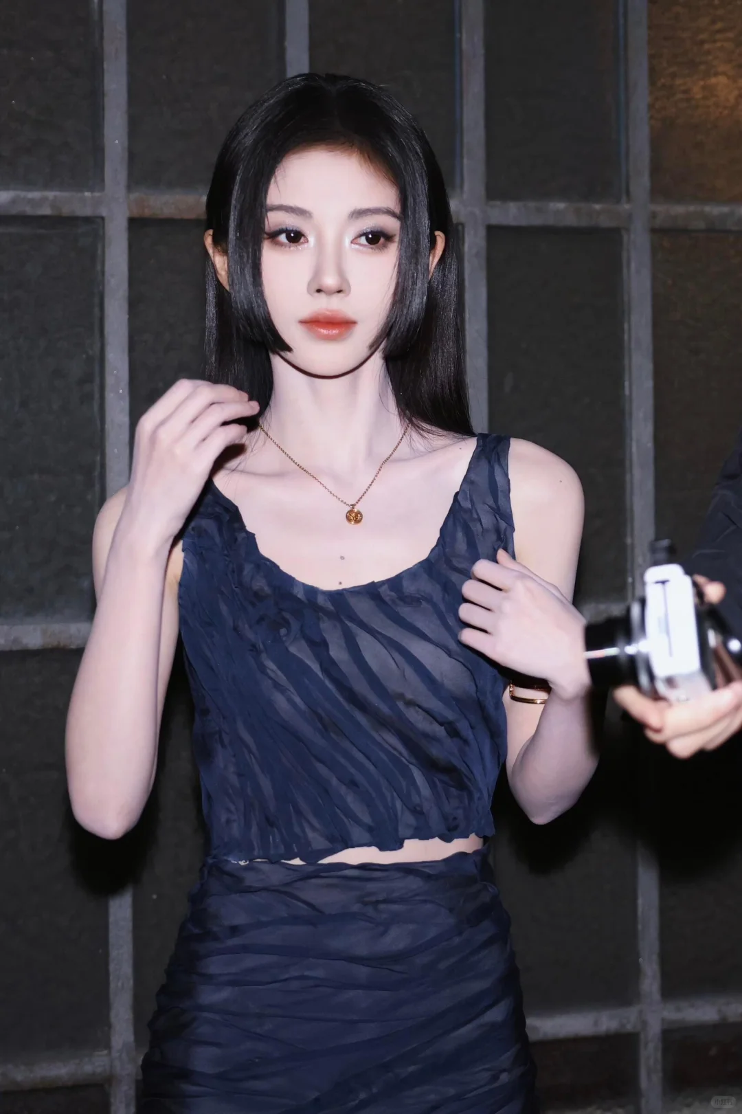 鞠婧祎米兰看秀造型，蓝色小妖姬💙