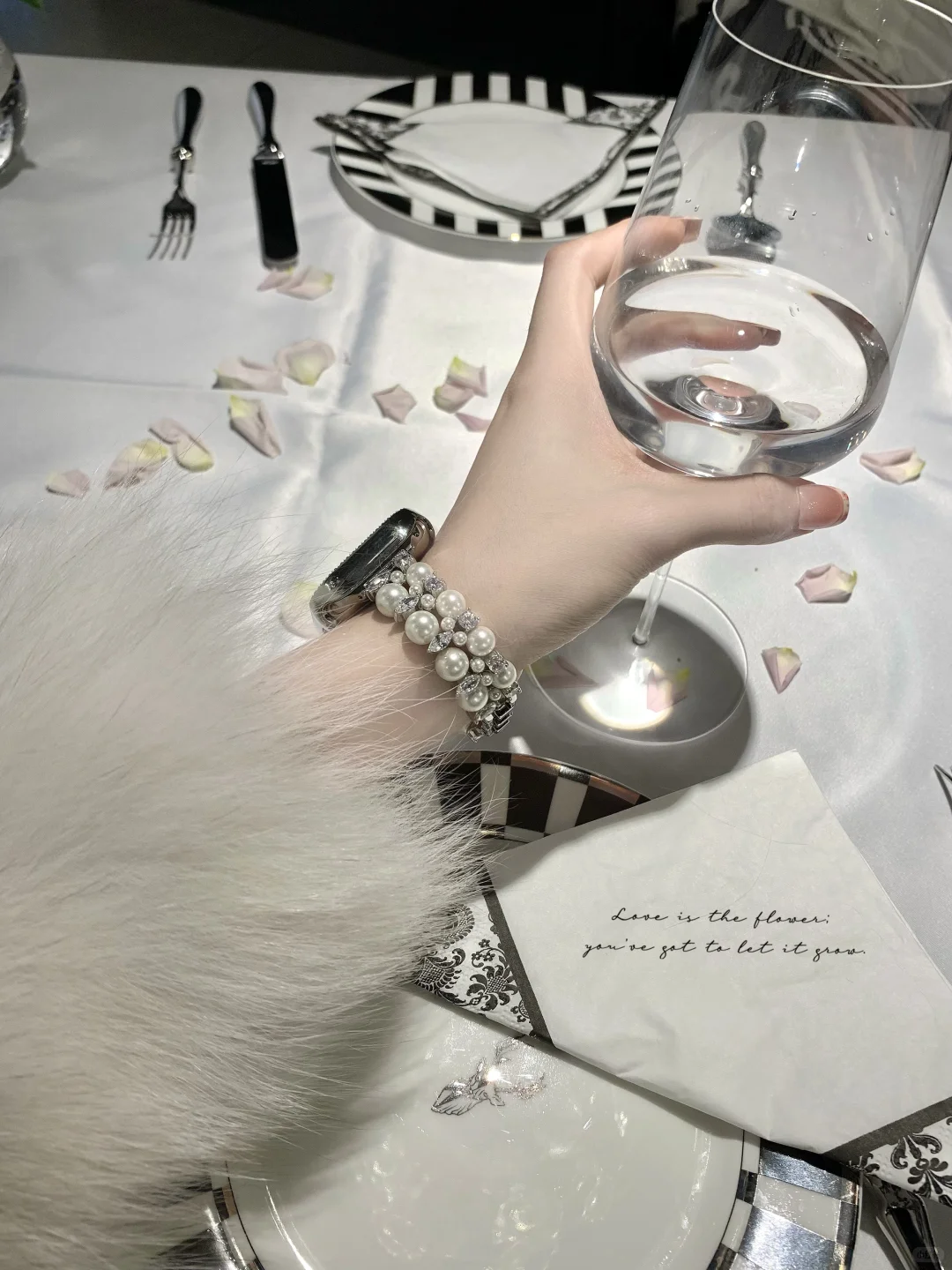 ：𝑀𝑜𝑜𝑛'𝑠 𝑠𝑖𝑙𝑣𝑒𝑟𝑦 𝑔𝑎𝑧𝑒♣️