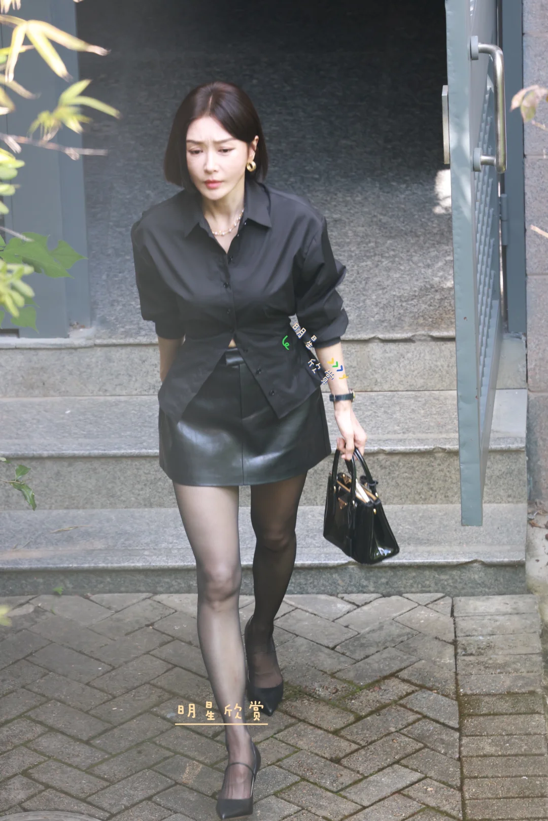 秦岚最新路透，依旧是黑丝女神沈真