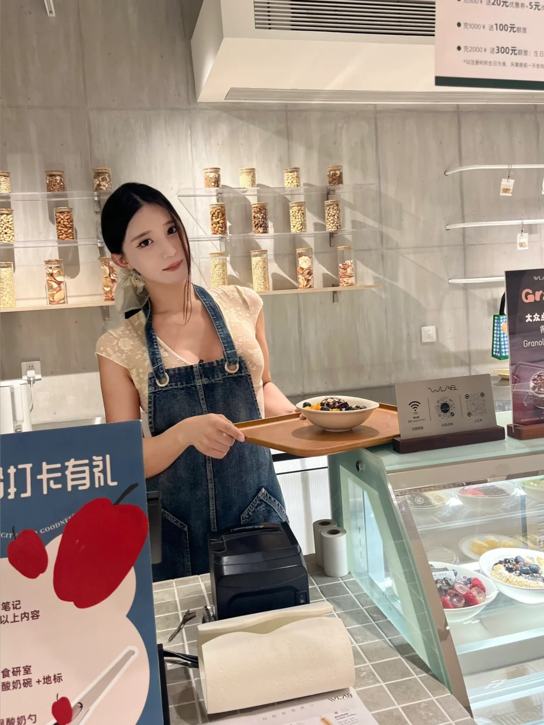 完蛋露馅了，被客人发现是男生了…