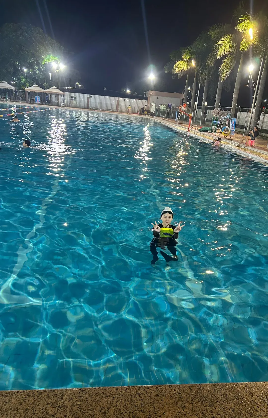 00后深圳双证游泳女教练 不做牛马 泳闯出圈