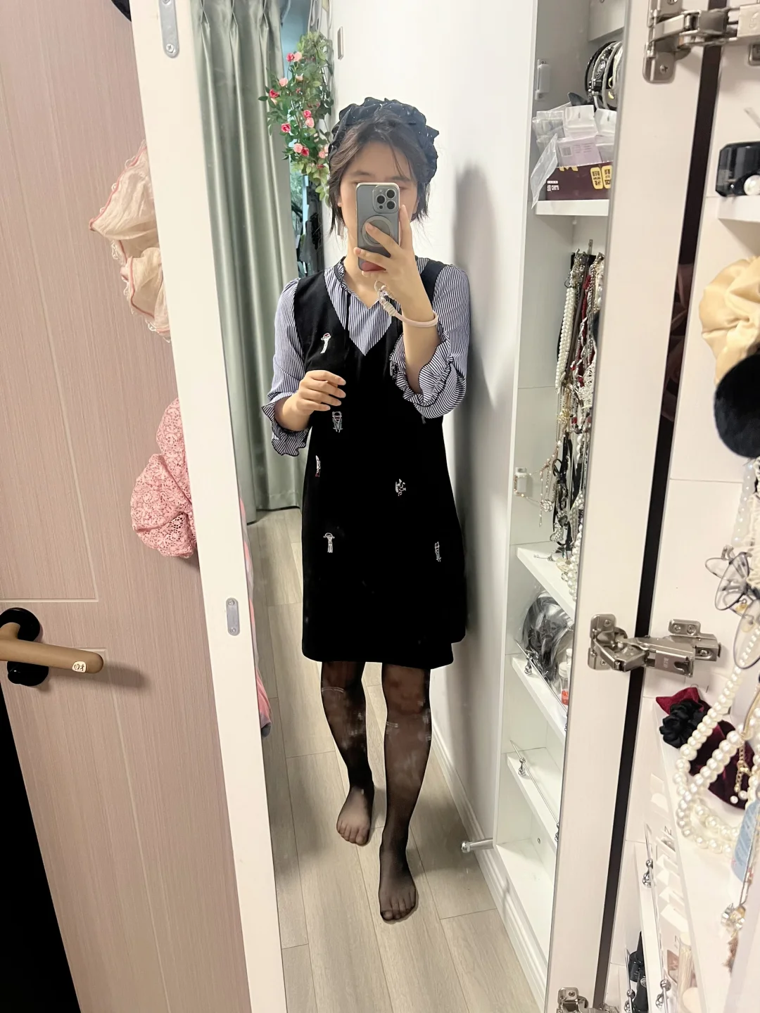 今天穿制服+黑丝（破洞版）