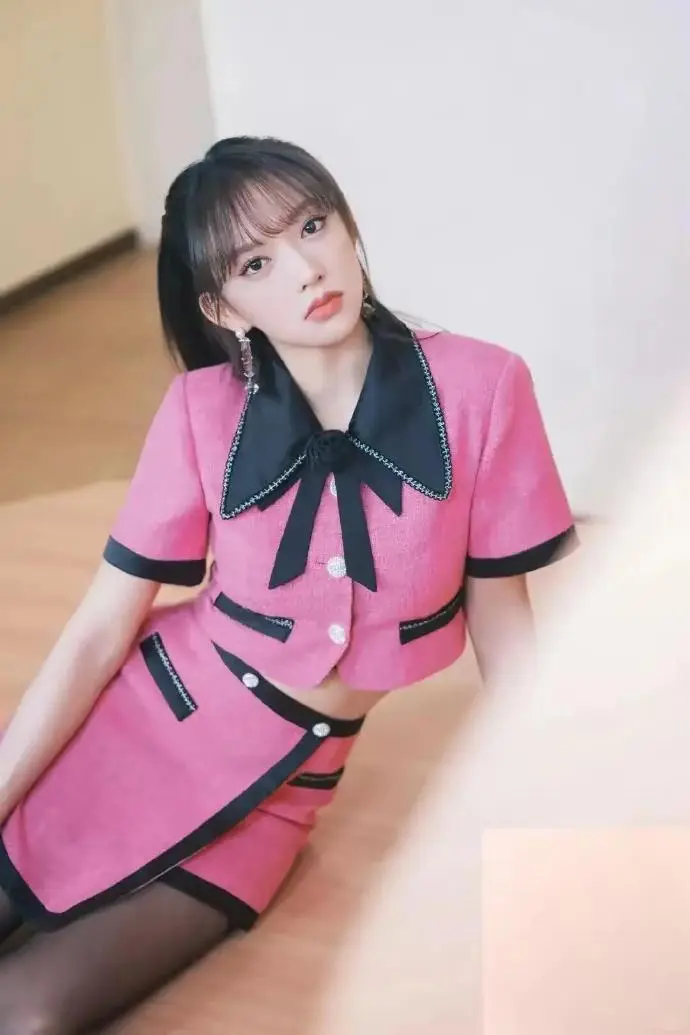 程潇粉色短裙配黑丝，又纯又欲，太美了……