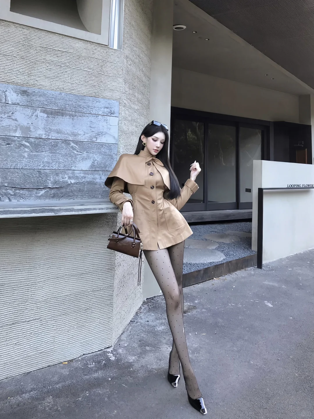 御姐三要素 长发 风衣 高跟鞋
