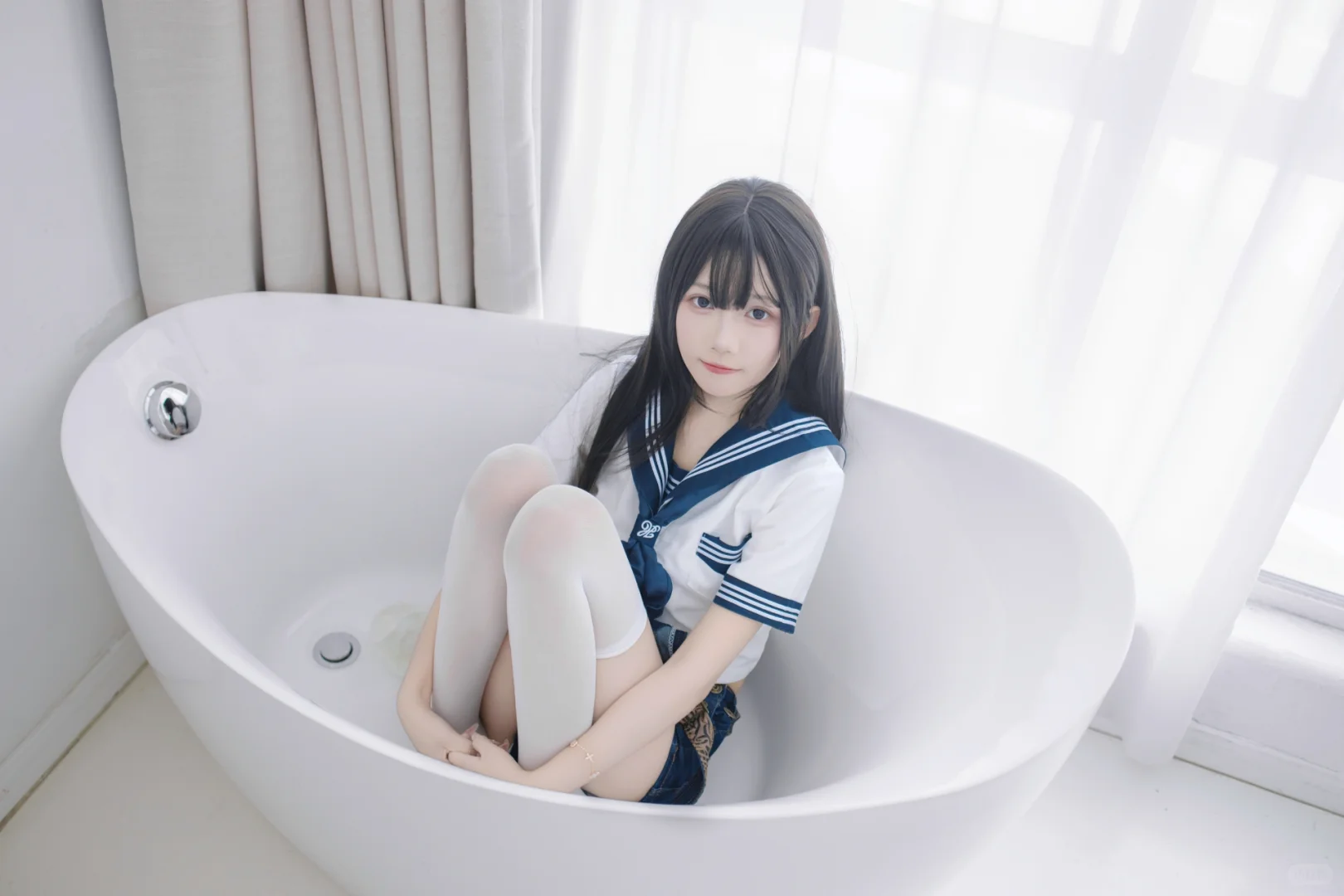 是夏天呀~浴缸里没水但有鲨！