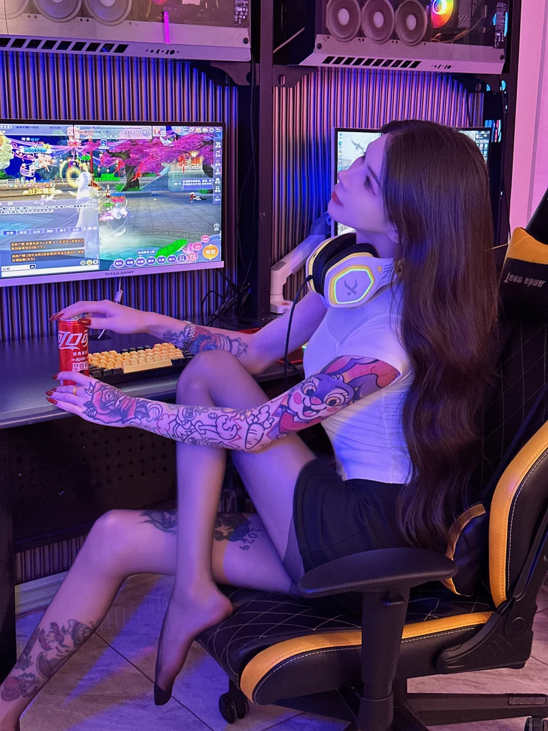 电脑房怎么能少了美少女呢～