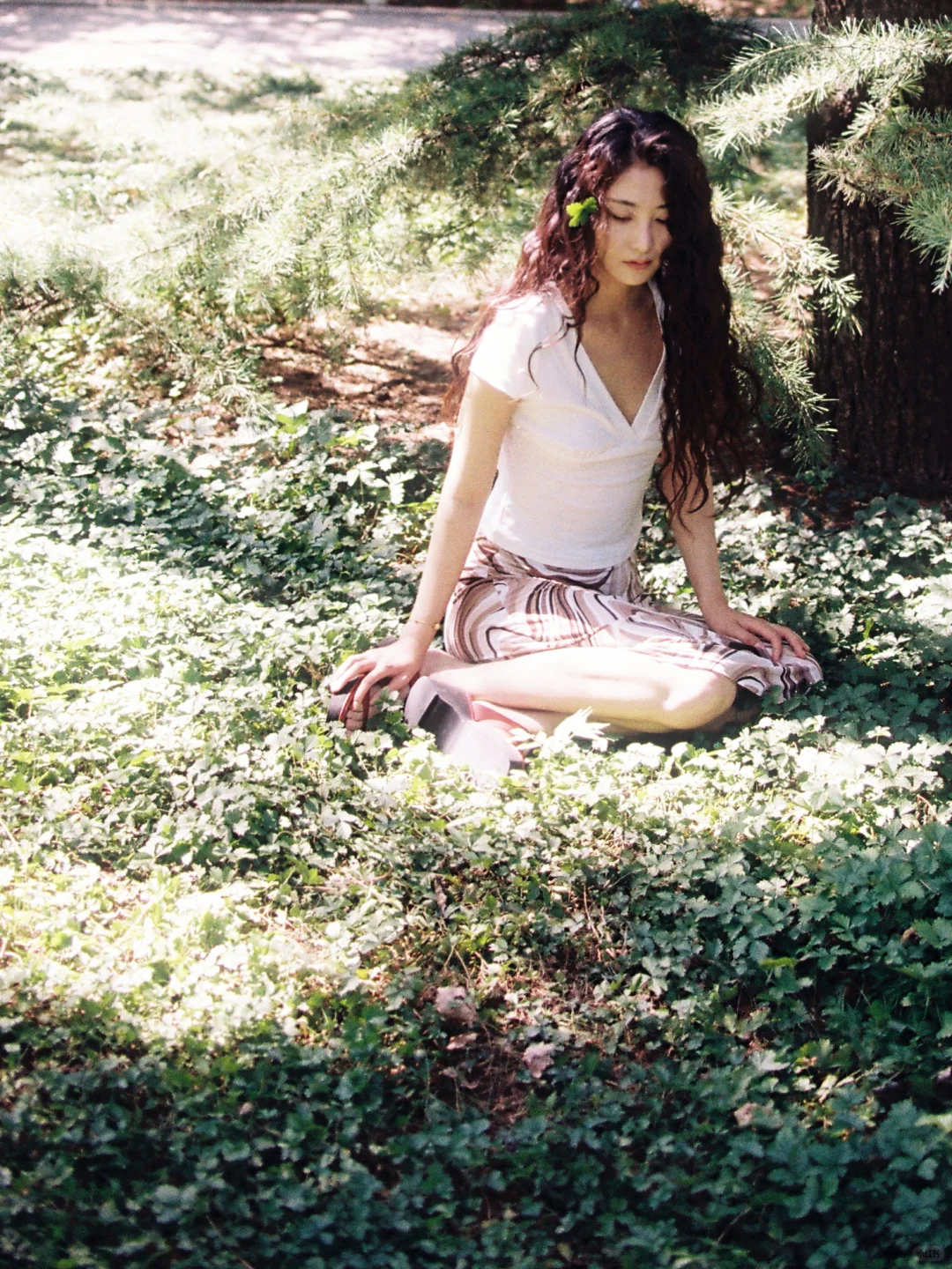 她的卷发缠绕大树 她是大地的女儿