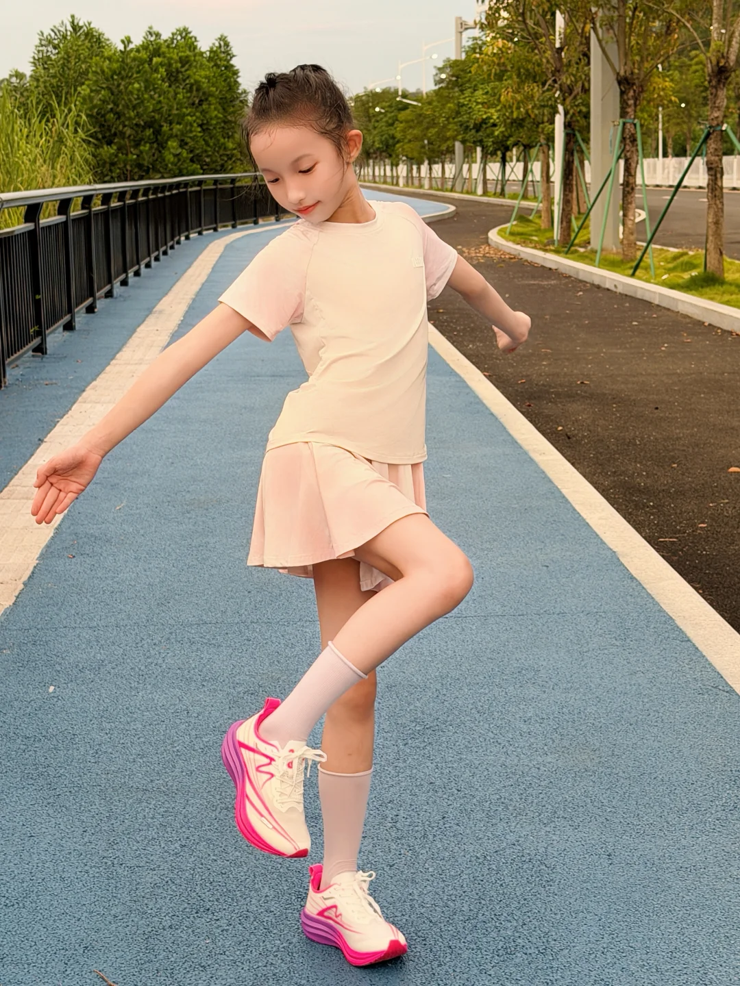 宝贝户外跑步 把温柔踩进风里