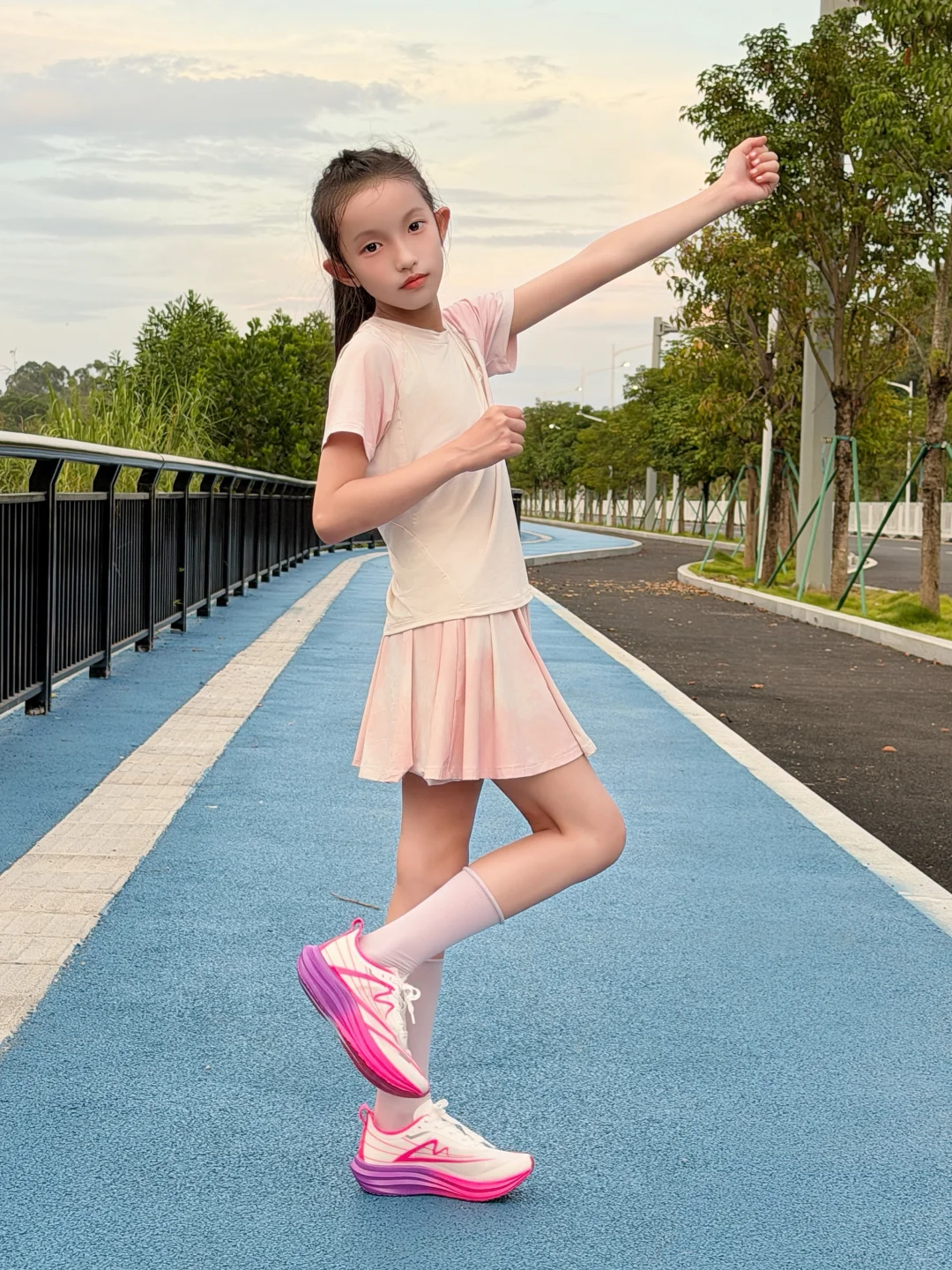 宝贝户外跑步 把温柔踩进风里