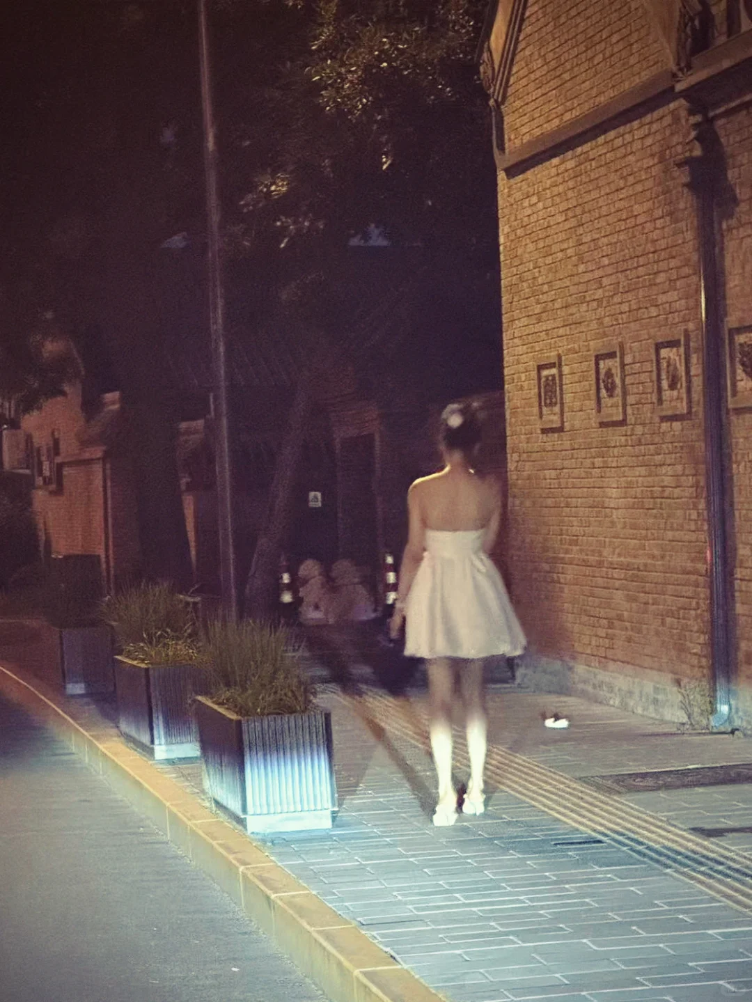 ✨夜晚偶遇｜急寻这位背影美女✨