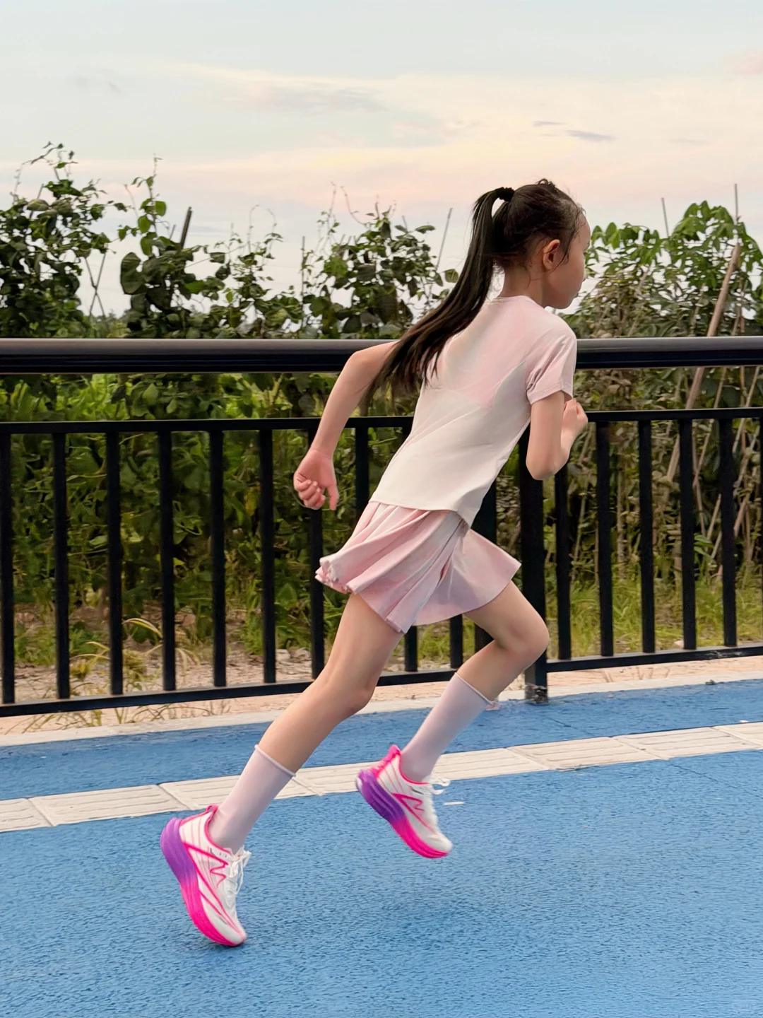 宝贝户外跑步 把温柔踩进风里