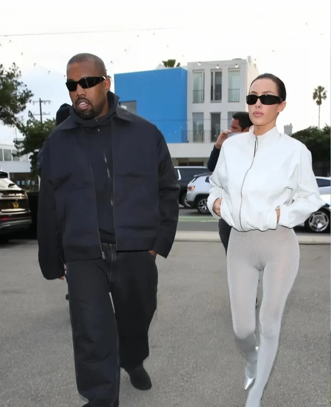 比安卡穿上正常衣服开心笑容多好看