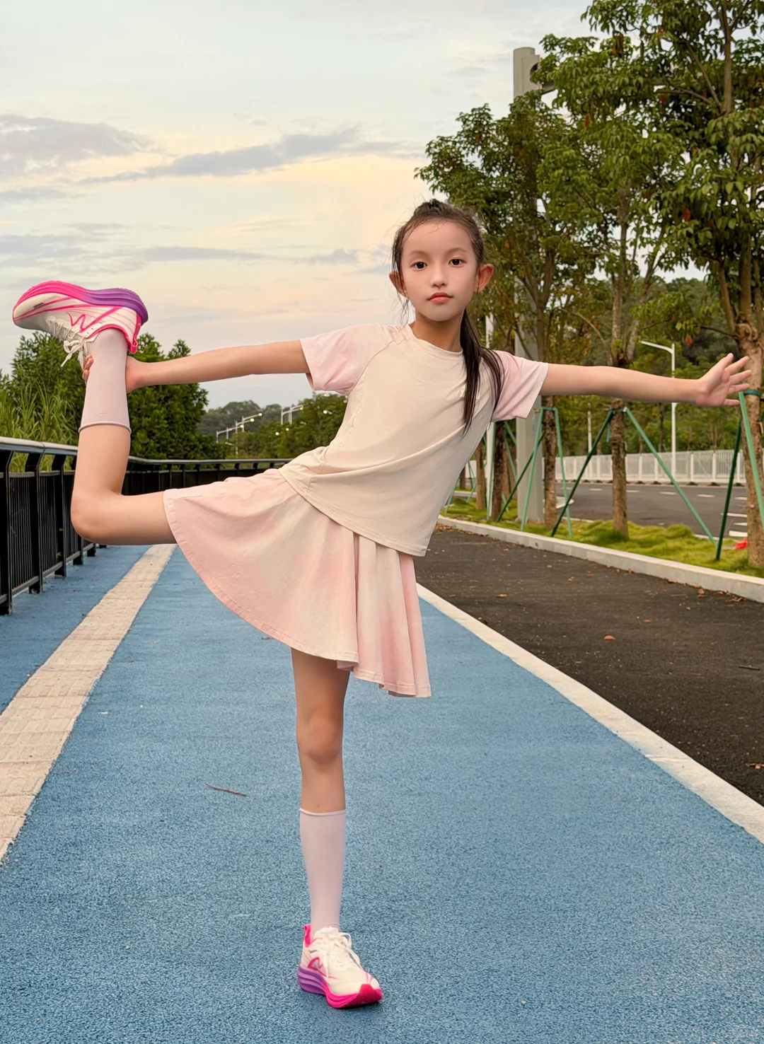 宝贝户外跑步 把温柔踩进风里