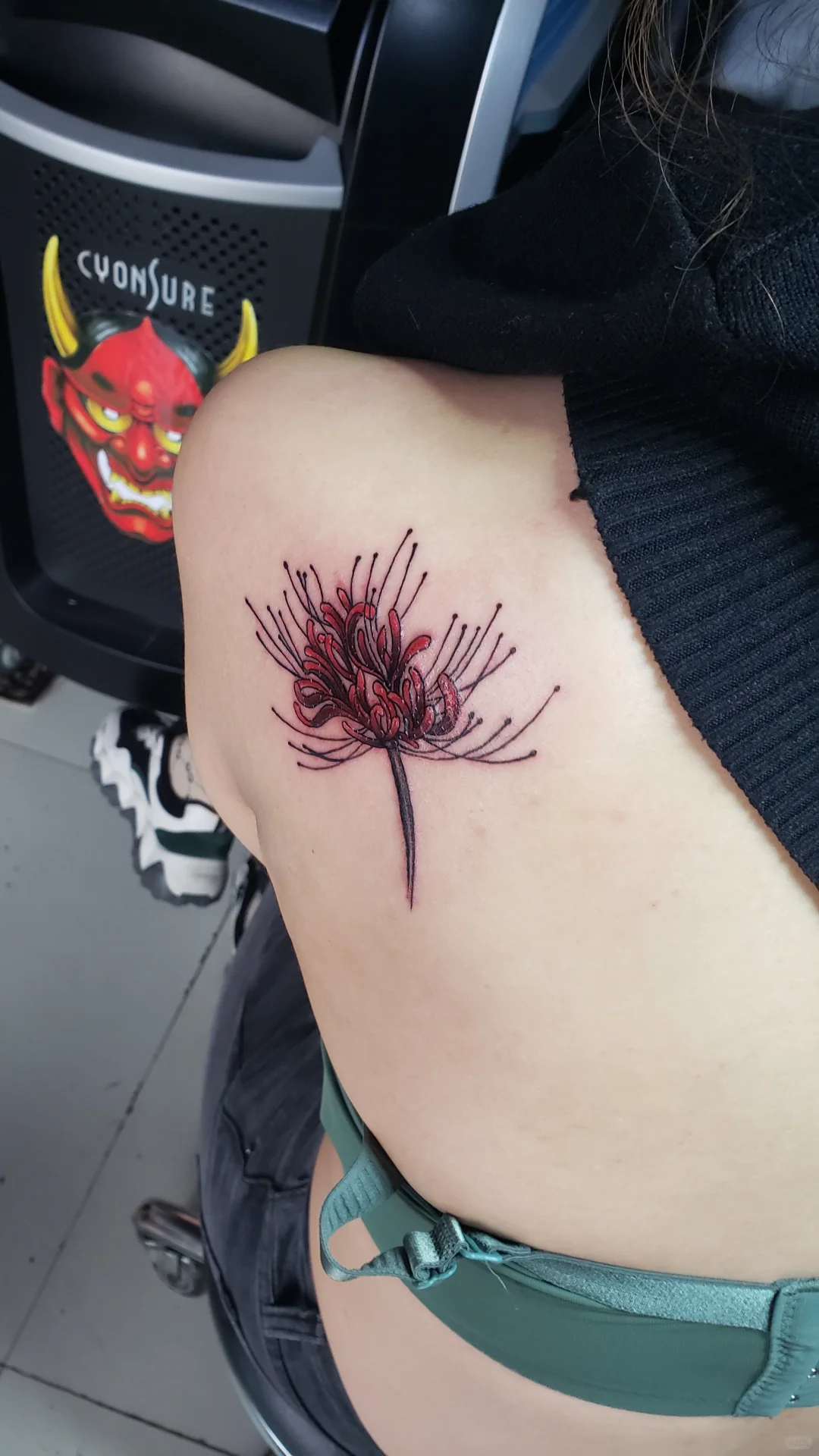 美女后肩膀彼岸花纹身