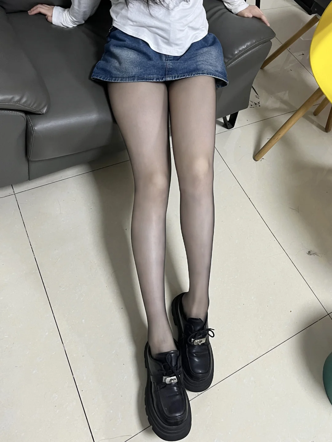 休息室看到的女生穿黑丝比光腿更有杀伤力啊
