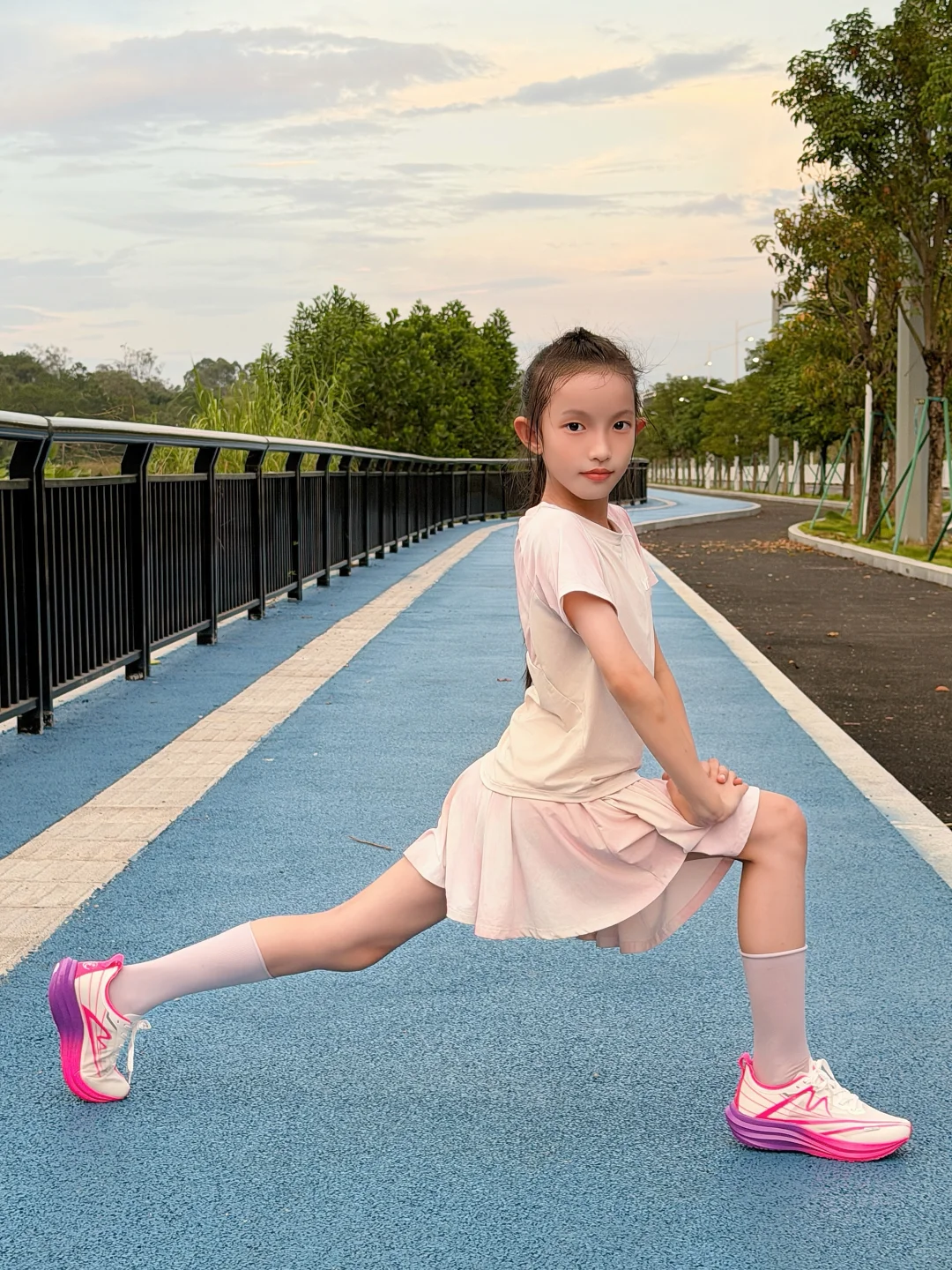 宝贝户外跑步 把温柔踩进风里