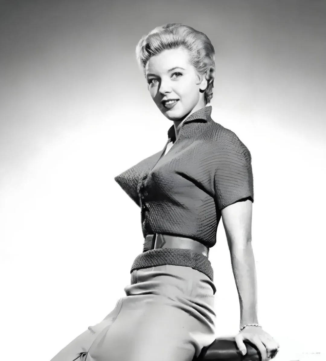 美国50年代女性很流行的子弹头文胸有点扎!