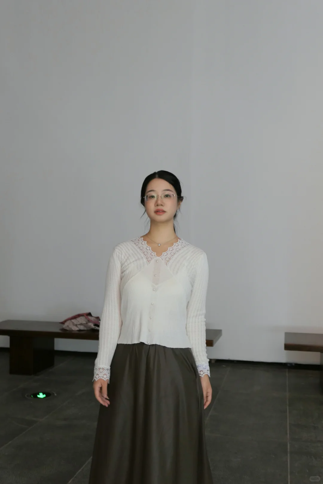 庚金女靠穿薄针织贴近乙木的风情