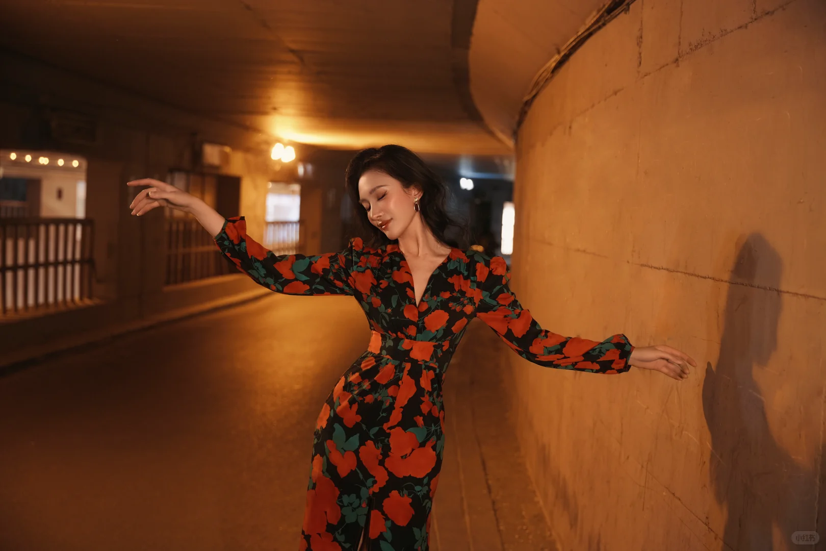 ✨港风夜景封神机位!隧道 + 红裙绝了!