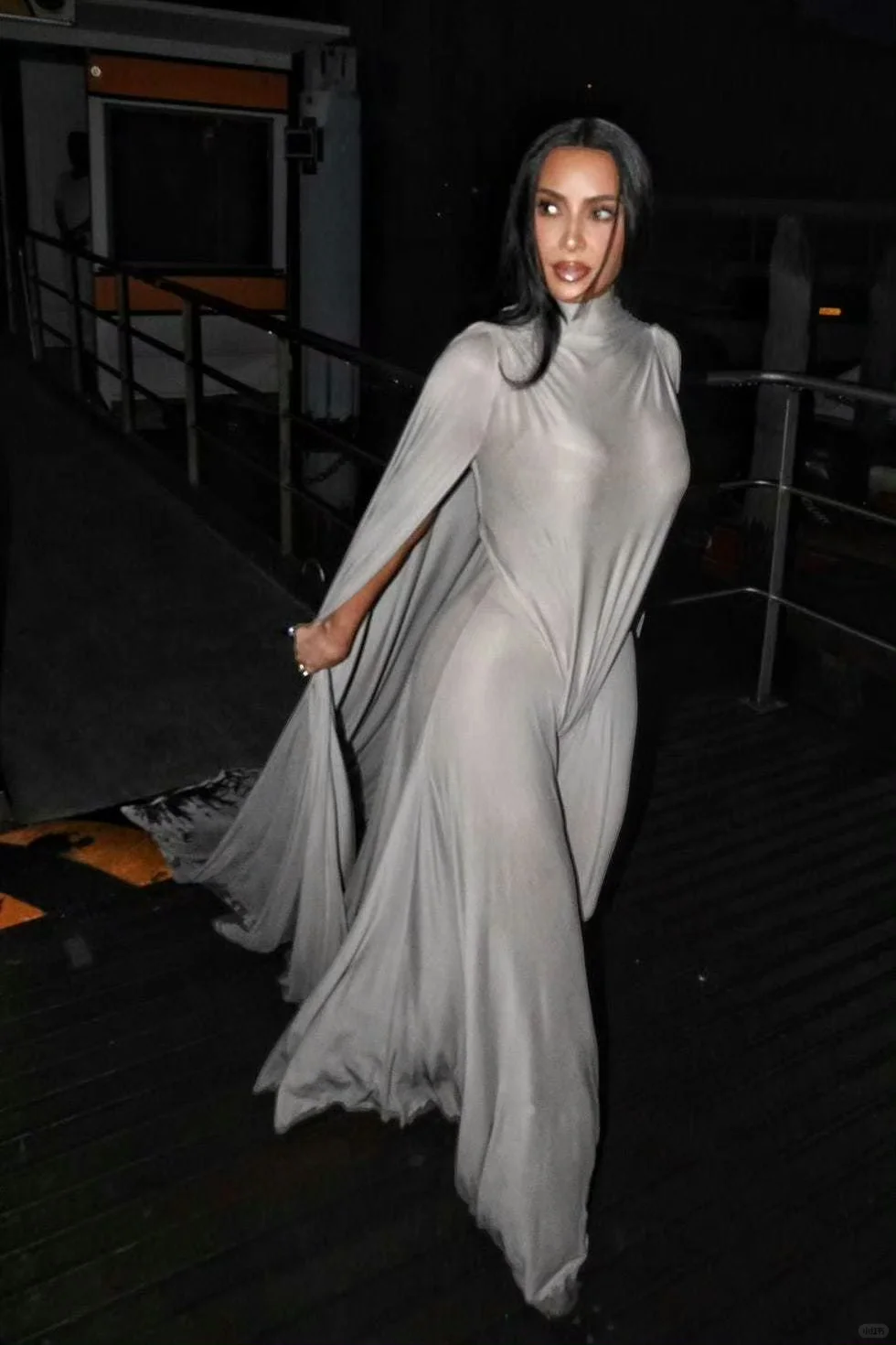 这套高定是卡戴珊的风格！