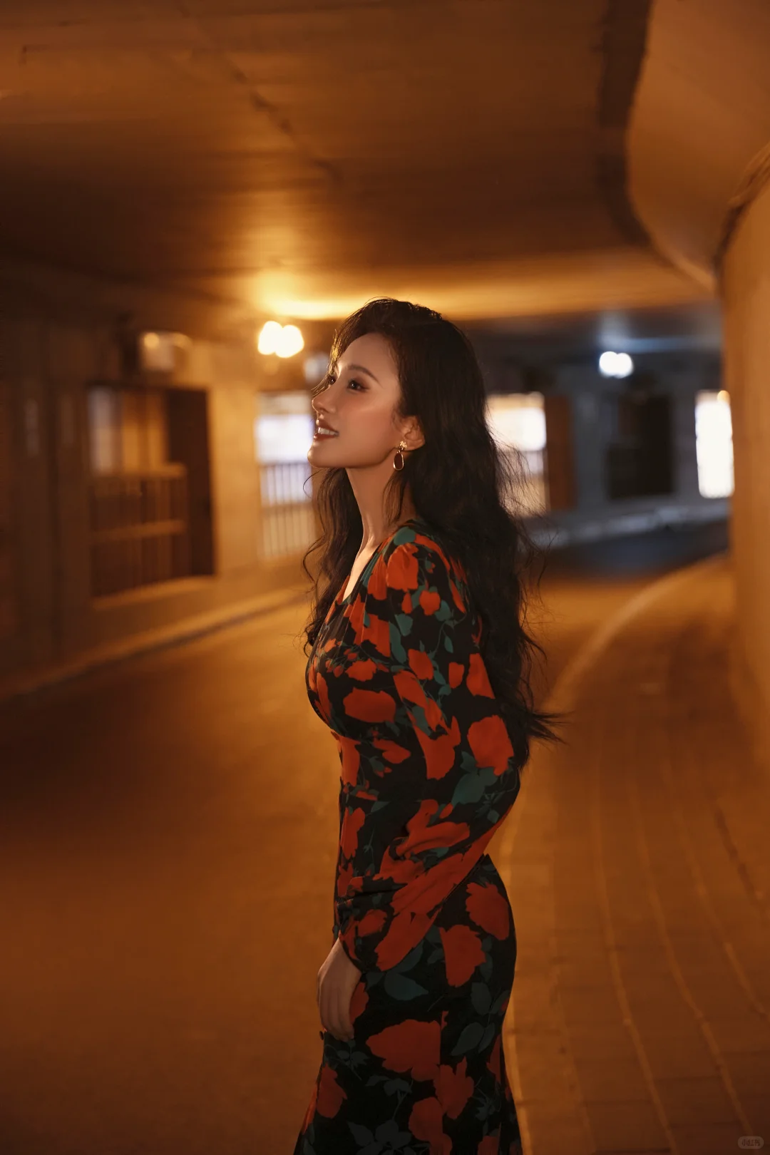 ✨港风夜景封神机位!隧道 + 红裙绝了!