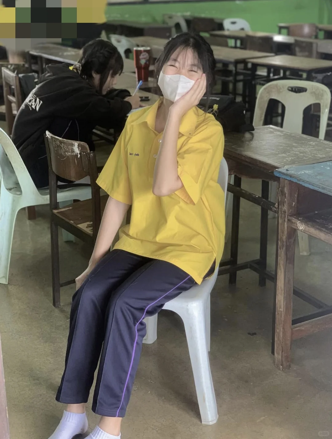 快开学啦穿校服的可太惹人爱了 穿袜子