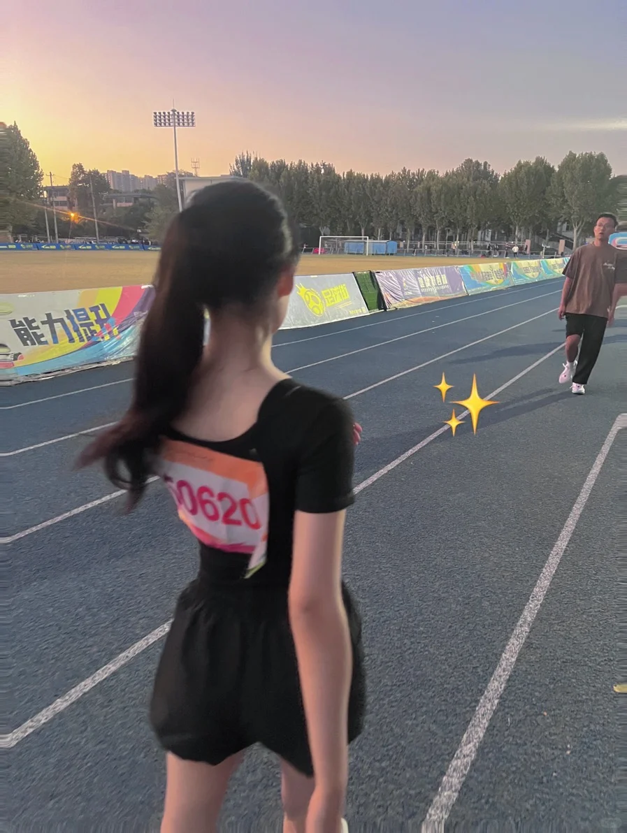 轻轻一个起跑帅死全校