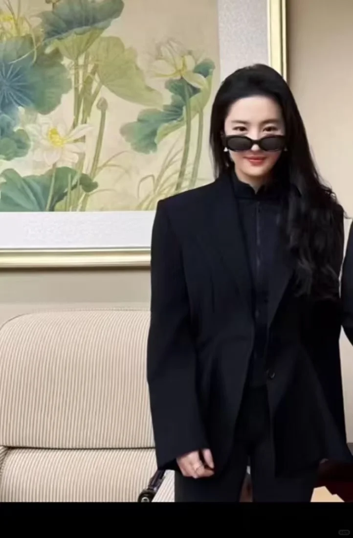 神仙姐姐刘亦菲最新私服| 瑜伽服配西装