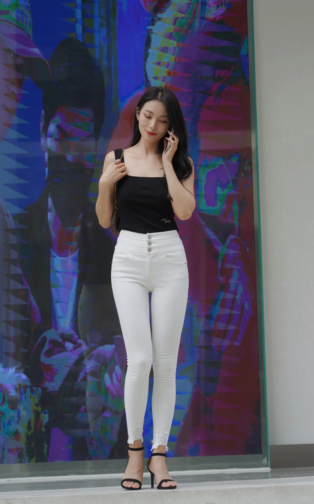 街拍美女，美腿穿搭的吸睛秘诀