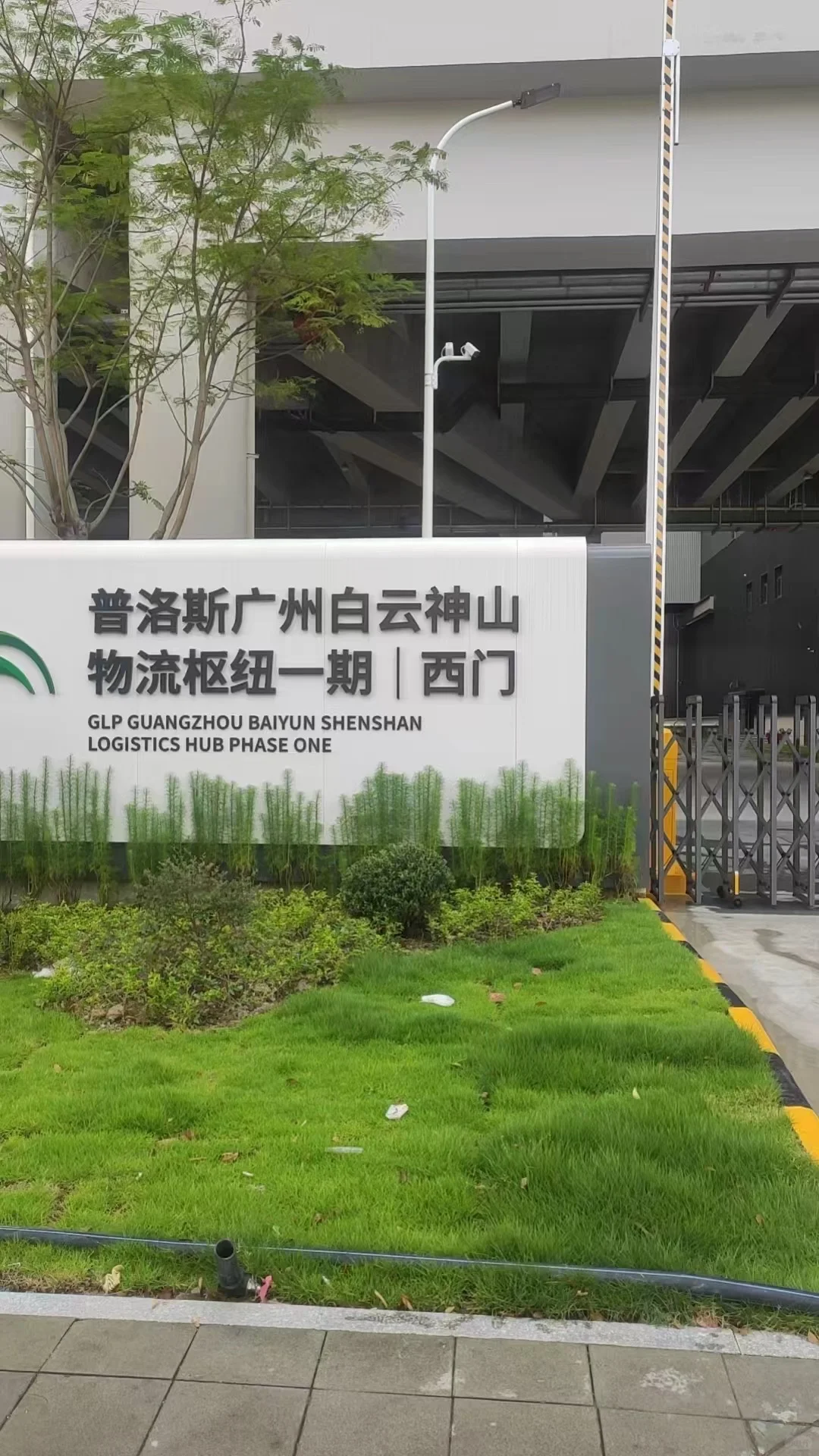 04女大学生勇闯仓库分拣