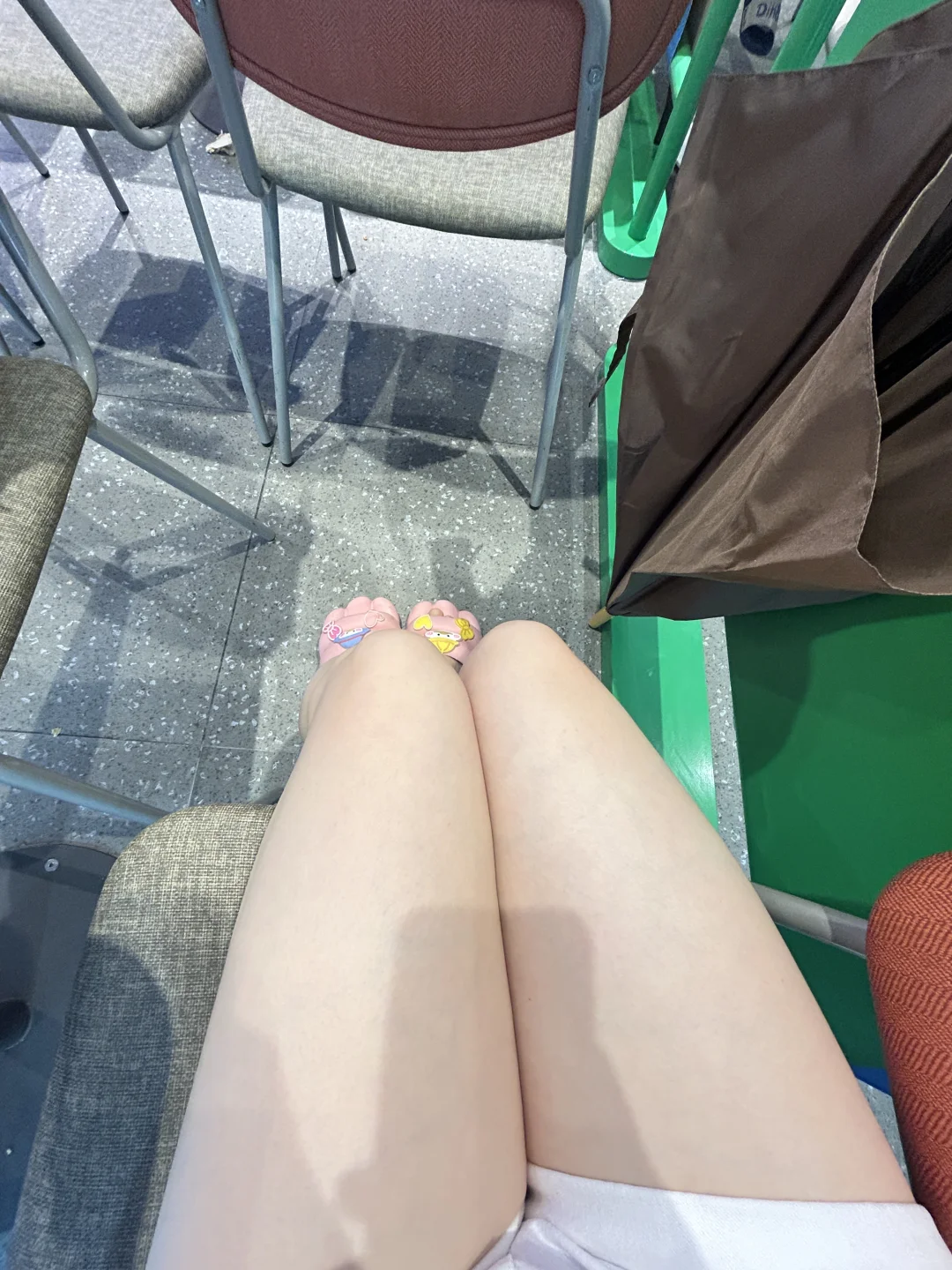 今天穿了拖鞋，感觉不错～