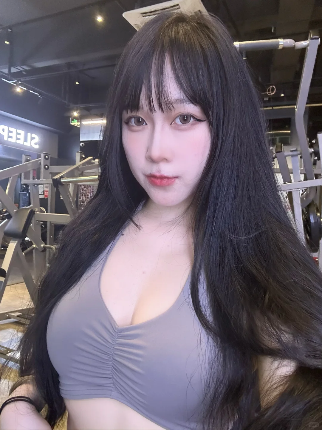 泡健身房的无聊人类