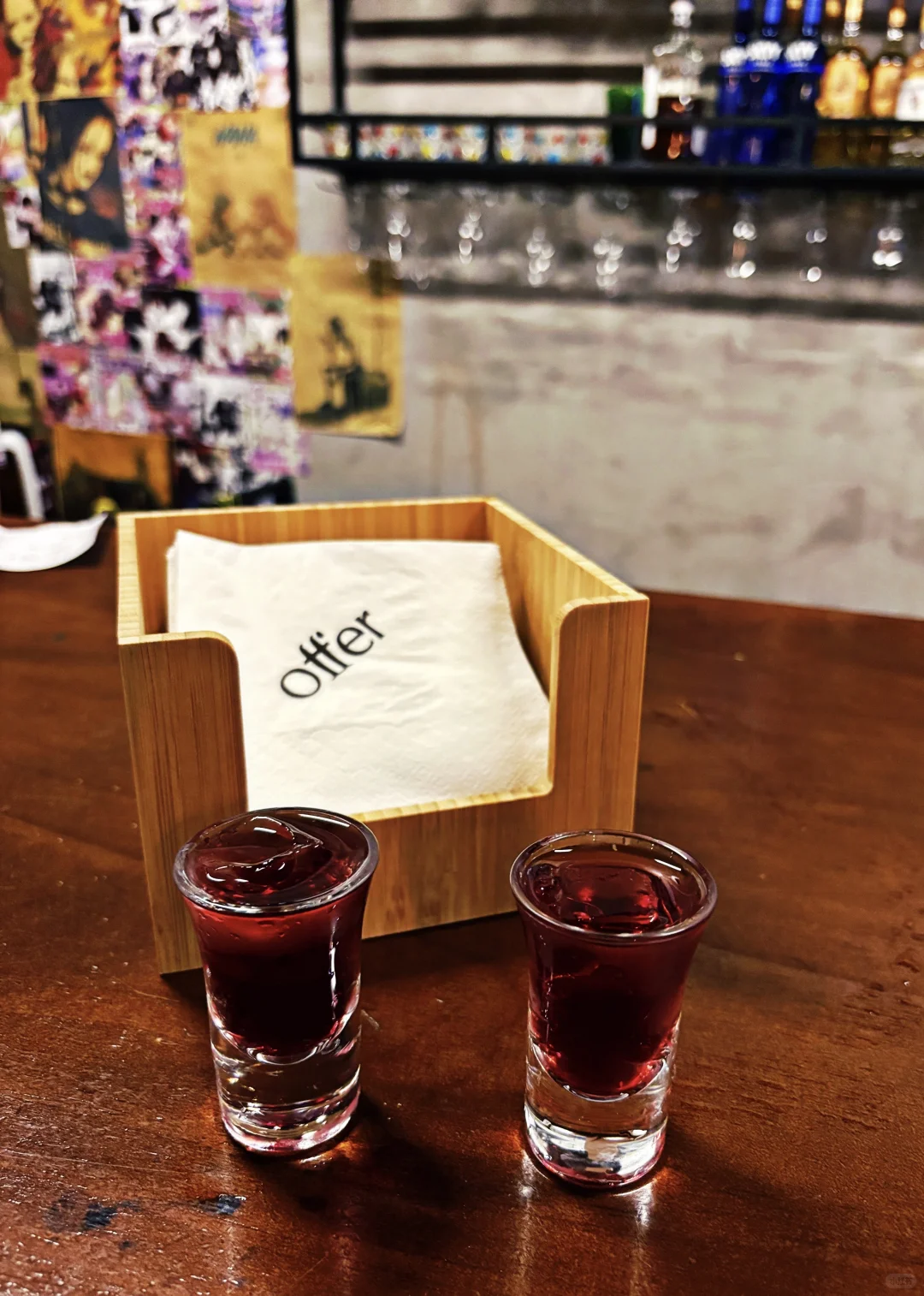 下雨天误入“梗王”酒馆 被酒单笑到微醺