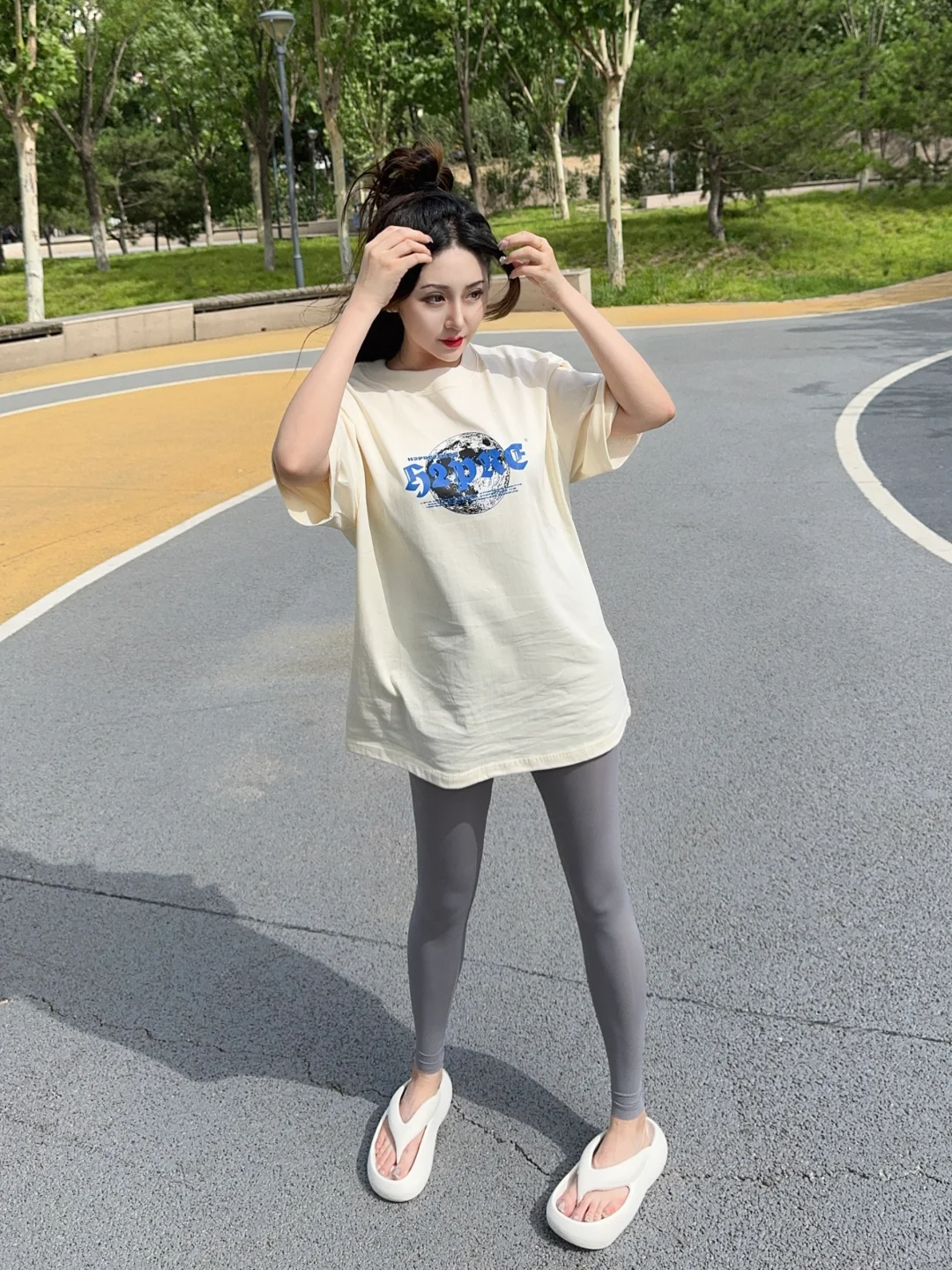 ☝🏻快看！这个逛公园的女生真好看